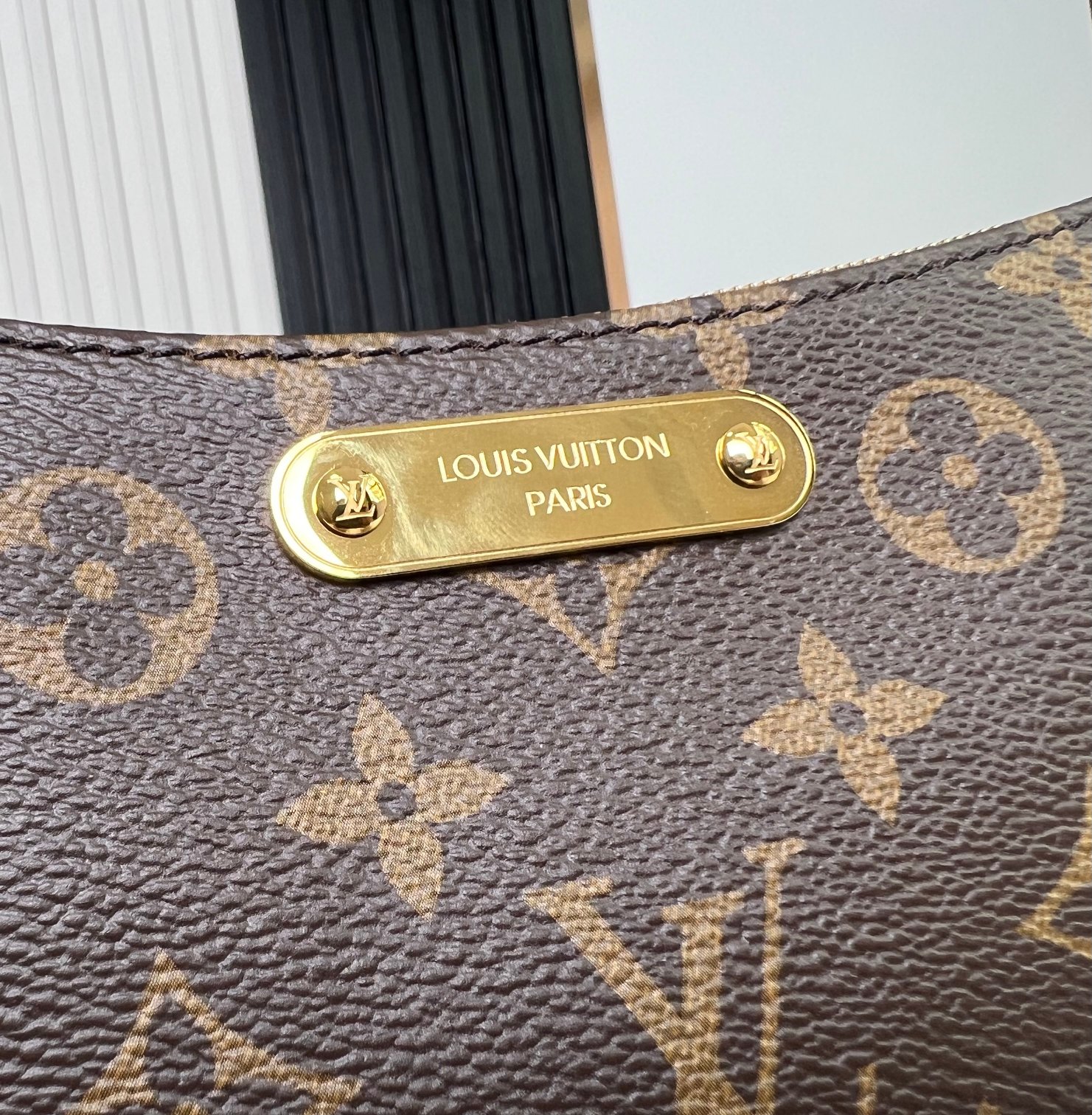 Louis Vuitton Liv Pochette Double Chain Shoulder Bag M83008 - Image 6