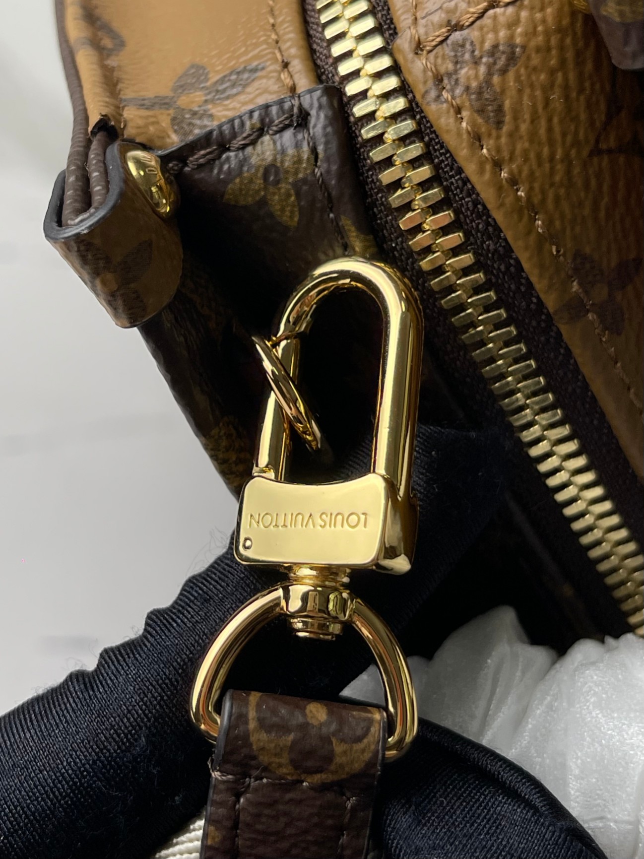 Louis Vuitton OnTheGo East West Tote Bag M46653 in Giant Monogram and Monogram Reverse Canvas - Image 6