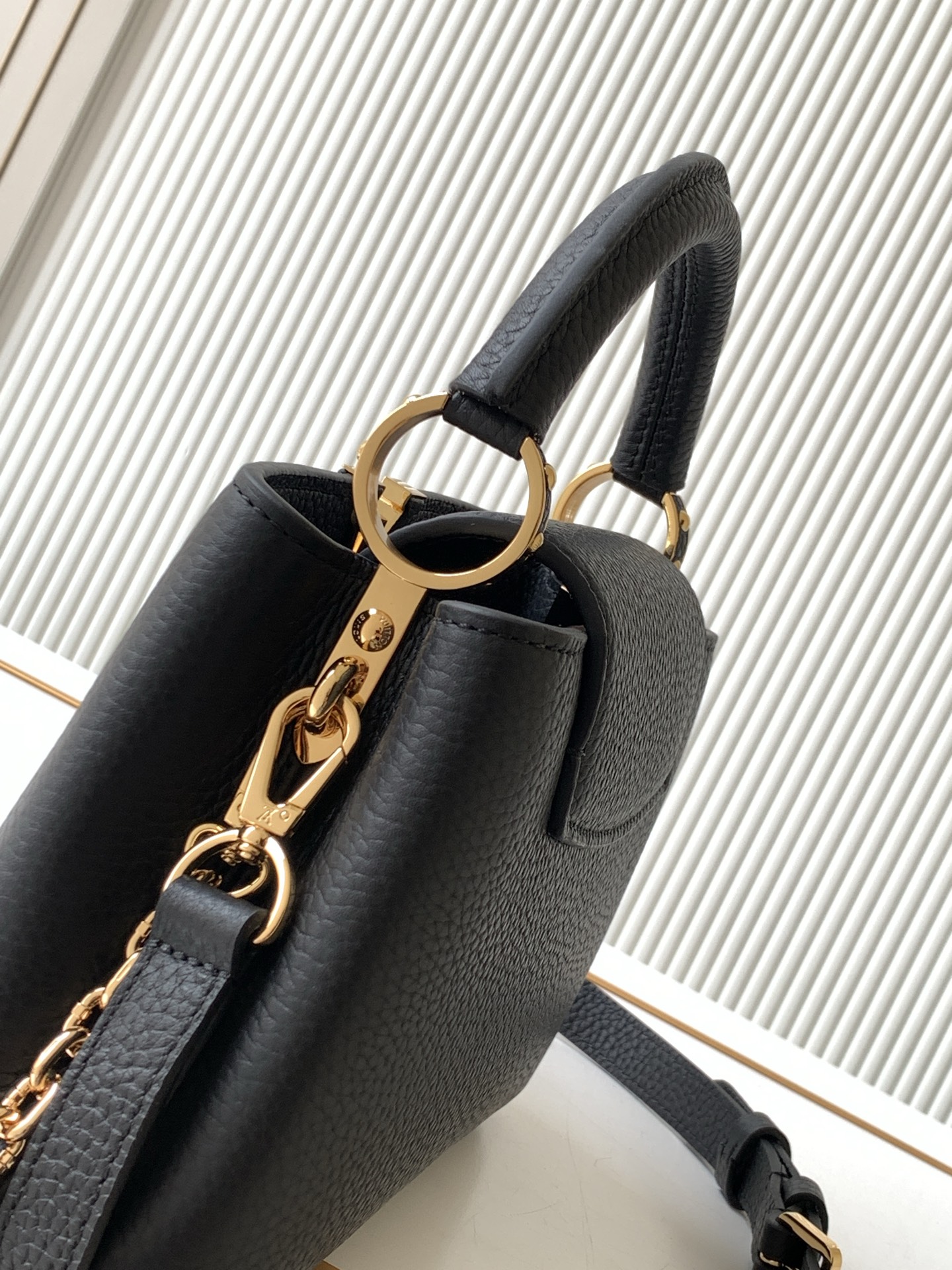 Louis Vuitton Capucines Handbag M00014 - Image 6