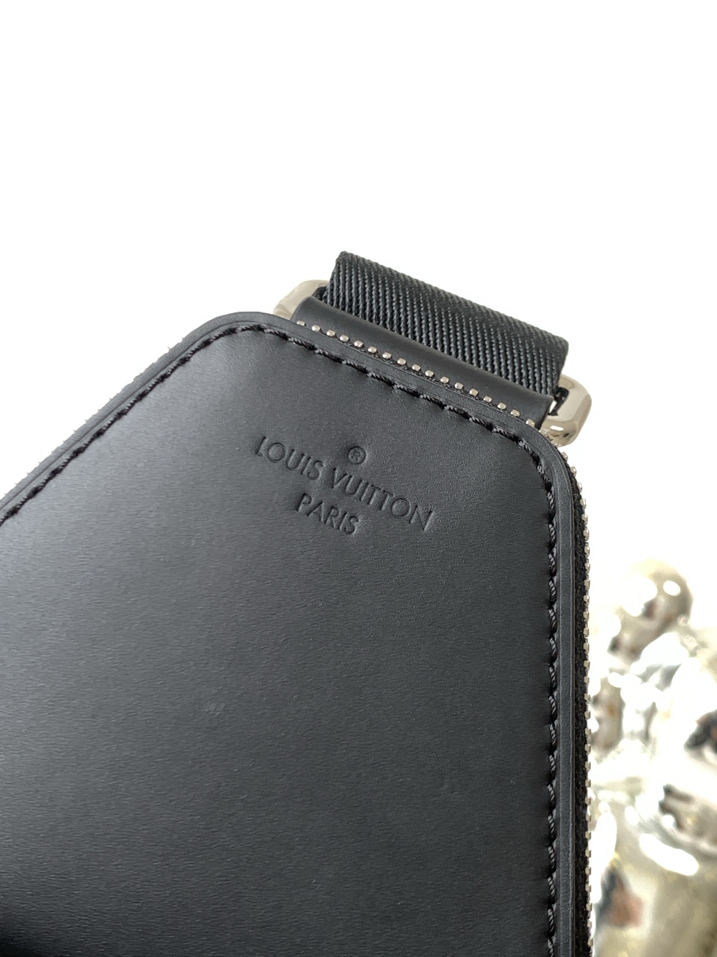 Louis Vuitton Avenue Shoulder Bag in Damier Graphite Canvas - Image 6