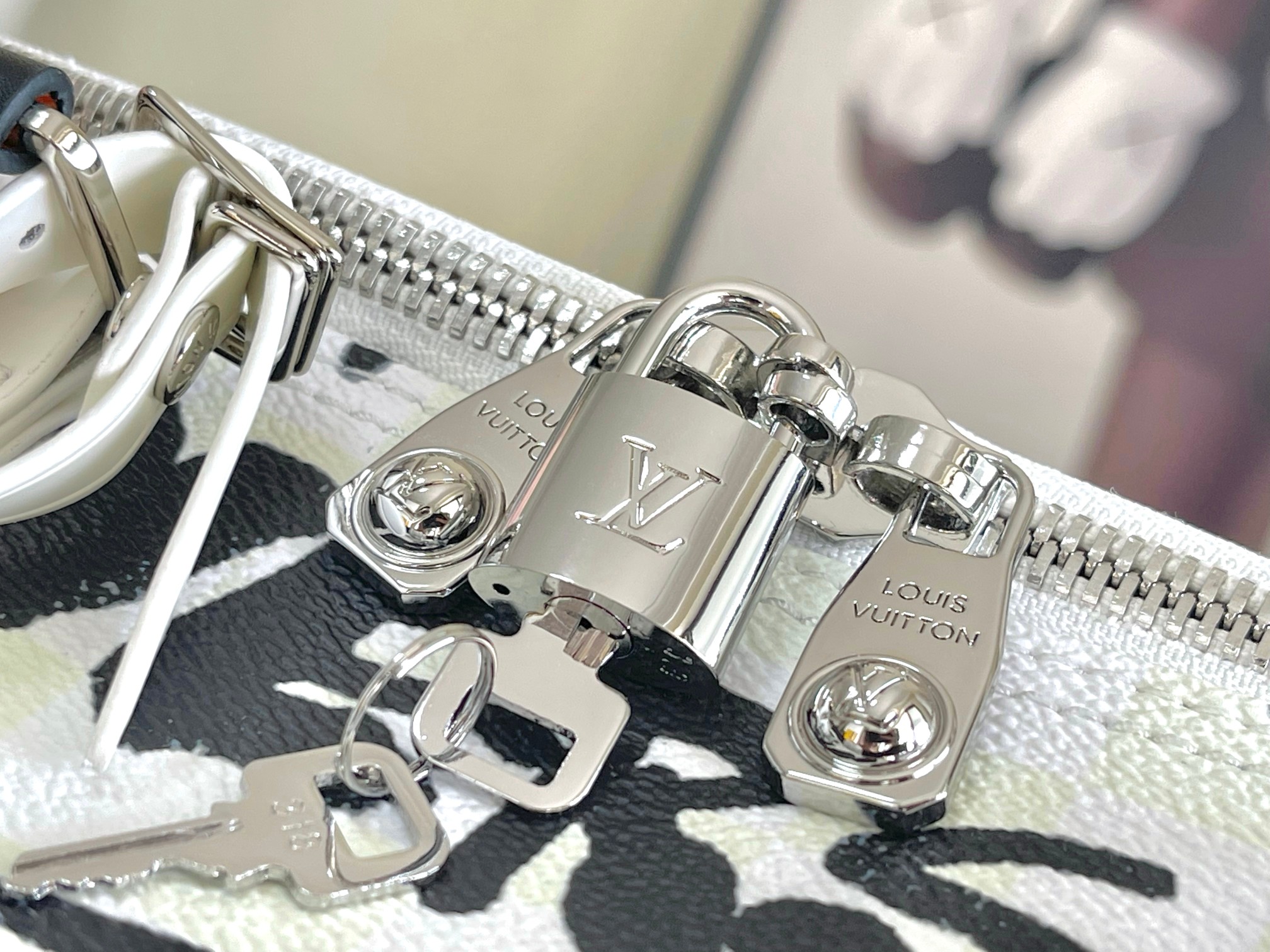 Louis Vuitton Keepall Bandoulière 50 Travel Bag - Image 6