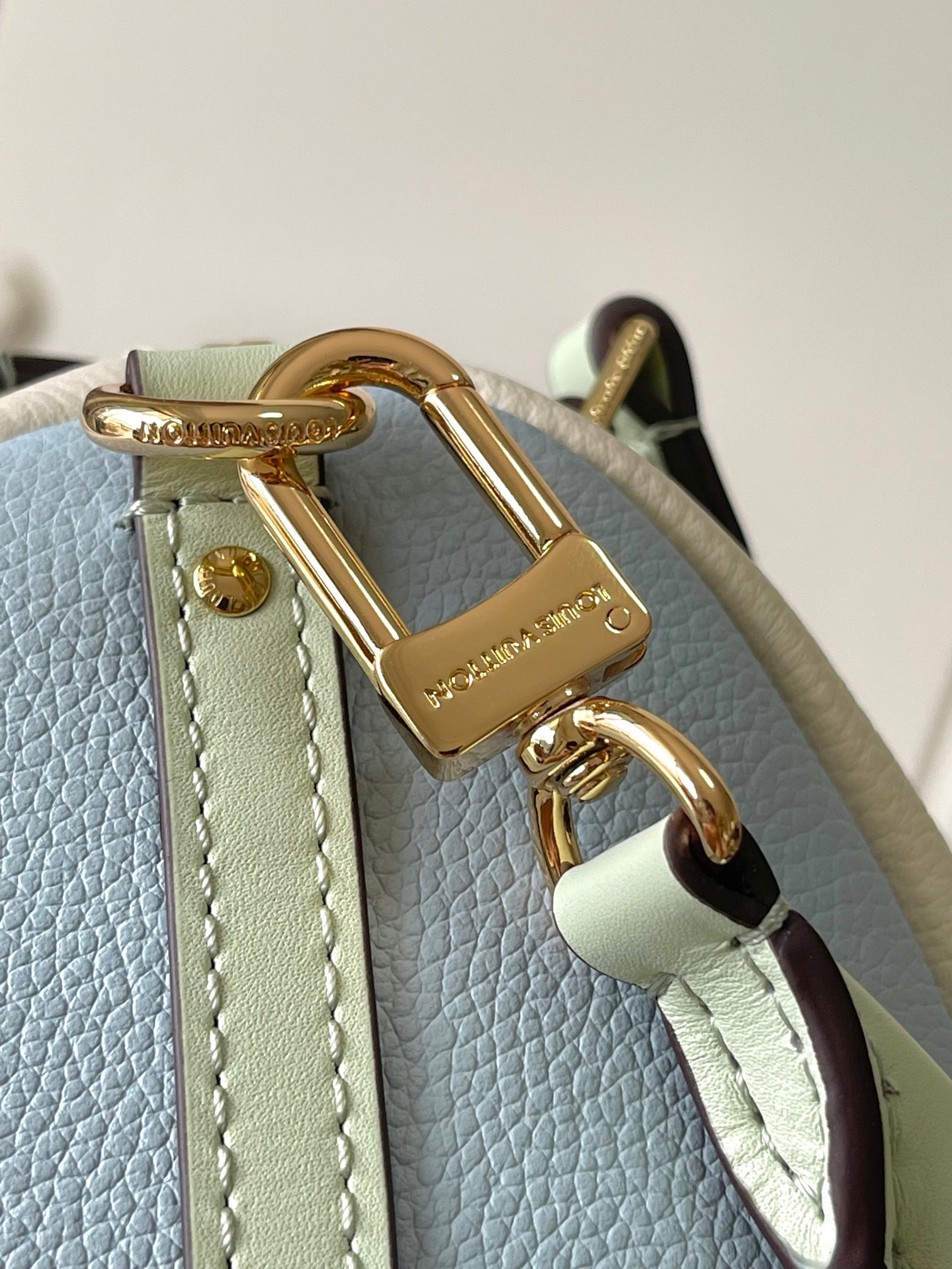 Louis Vuitton Express Small Handbag in Ivory White - Image 6