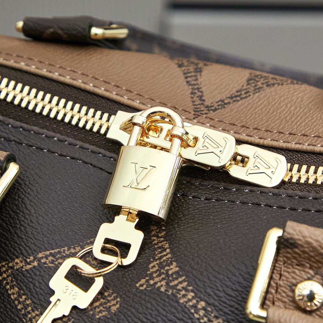 Louis Vuitton Keepall Bandoulière 45 Travel Bag in Monogram Giant - Image 6
