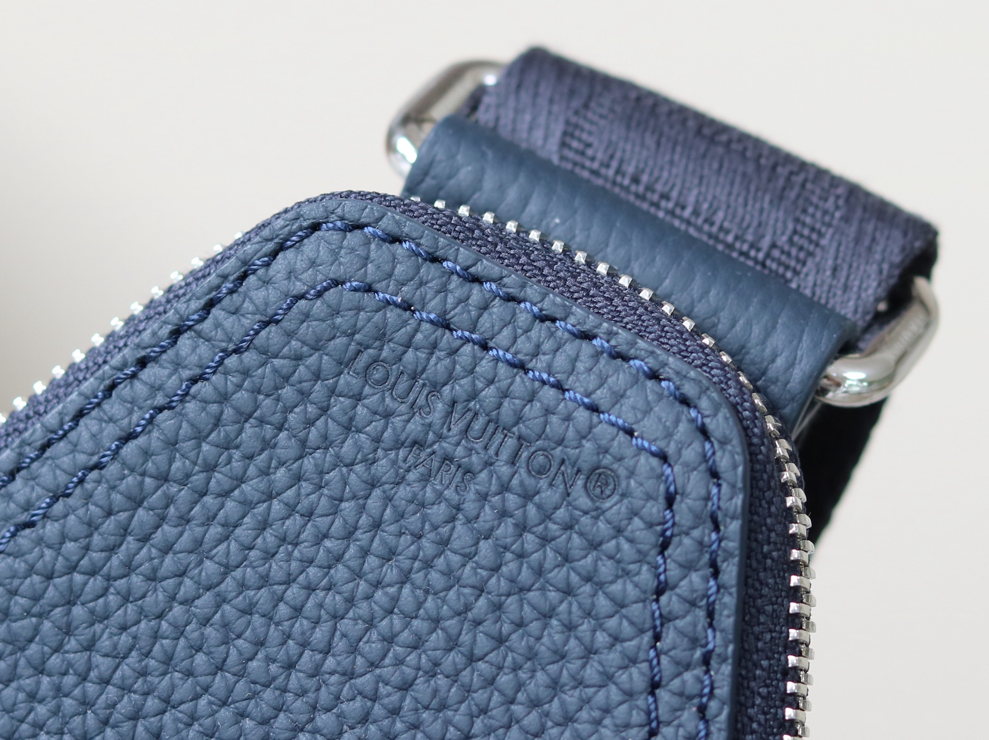Louis Vuitton Avenue Sling Bag PM in Navy Blue Leather - Image 6