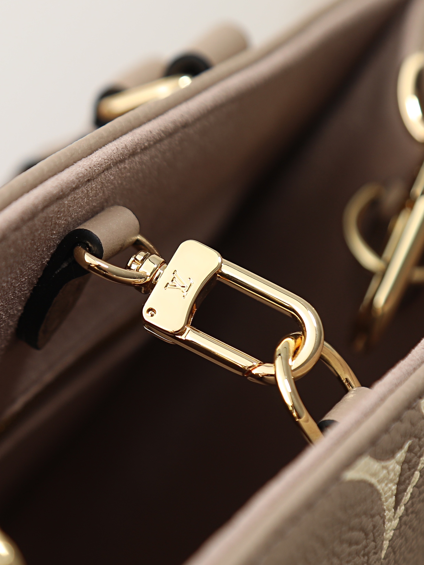 Louis Vuitton Onthego Small Tote Bag in Monogram Empreinte Leather - Image 6