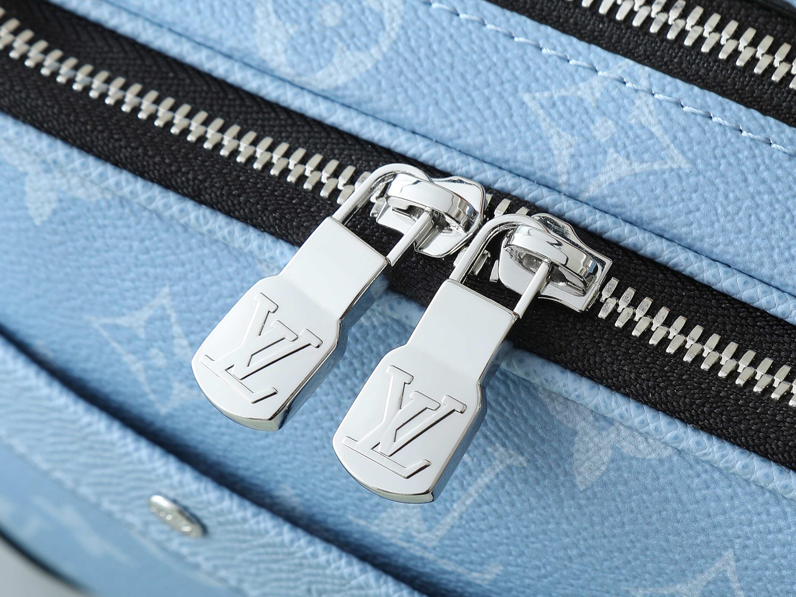 Louis Vuitton Alpha Messenger Bag M14073 - Image 6