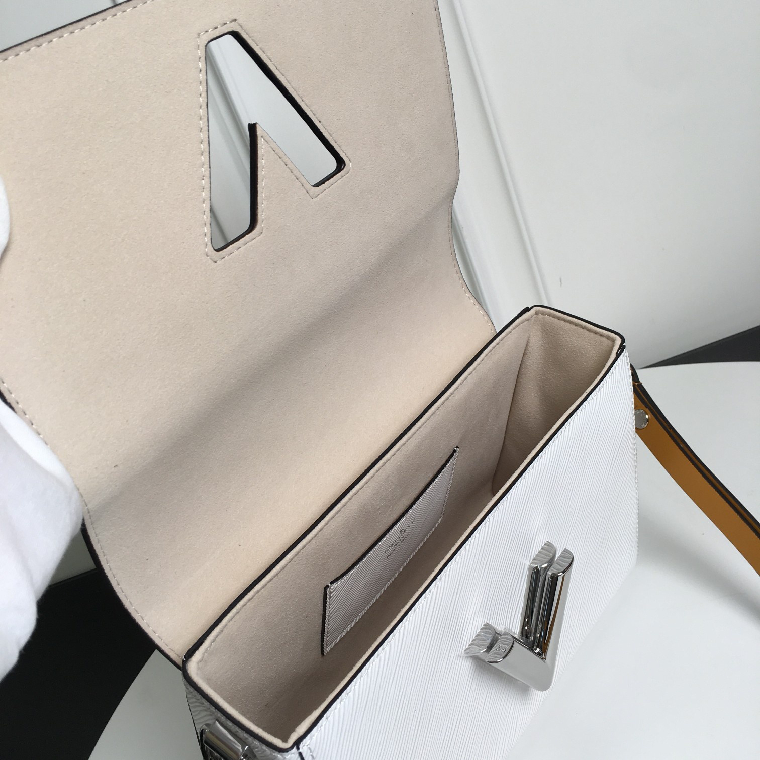 Louis Vuitton Twist Medium Handbag in White Epi Leather - Image 6