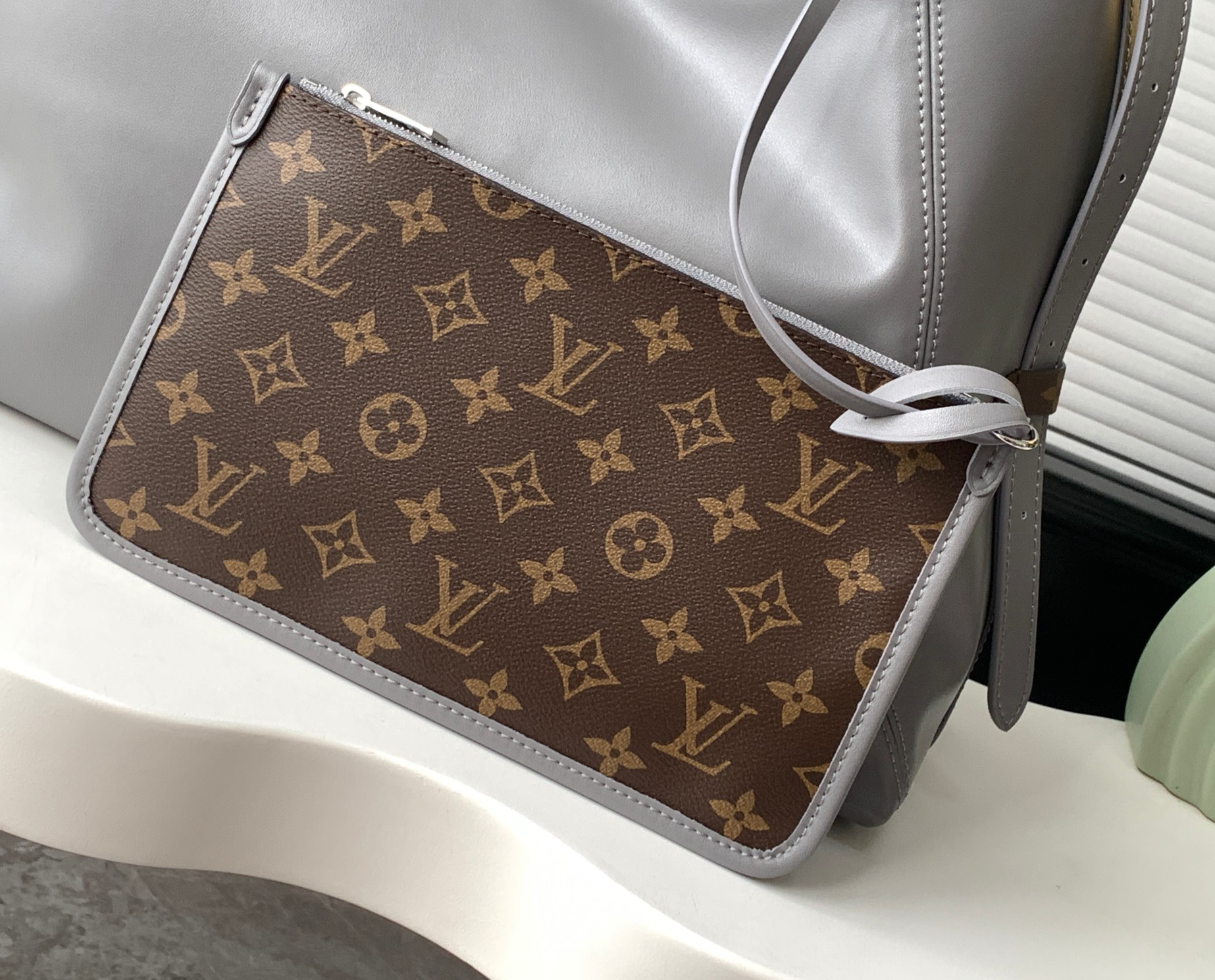 Louis Vuitton CarryAll Dark Medium Handbag in Soft Lambskin - Image 6