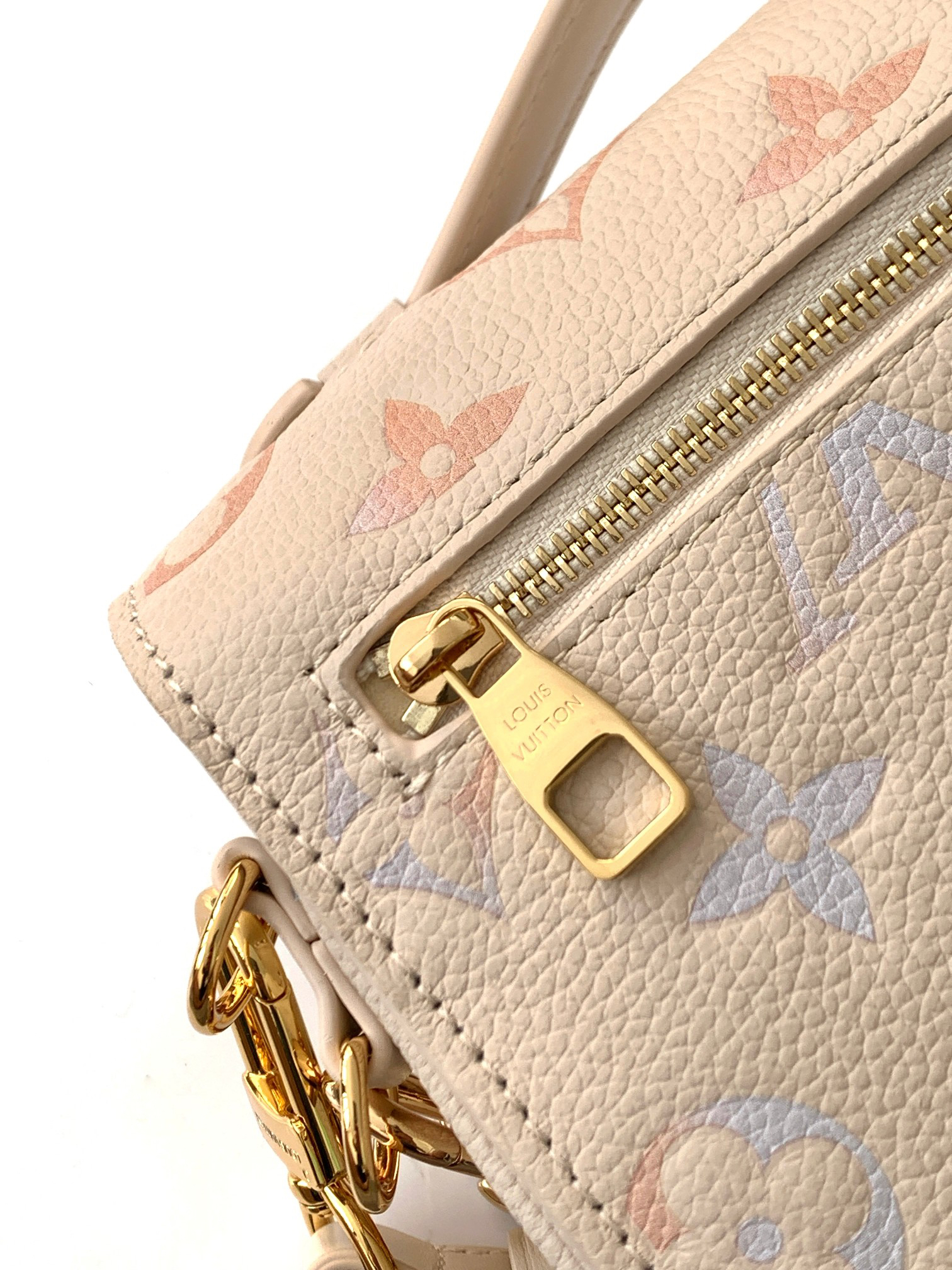 Louis Vuitton Pochette Métis East West Handbag in Dream Monogram - Image 6