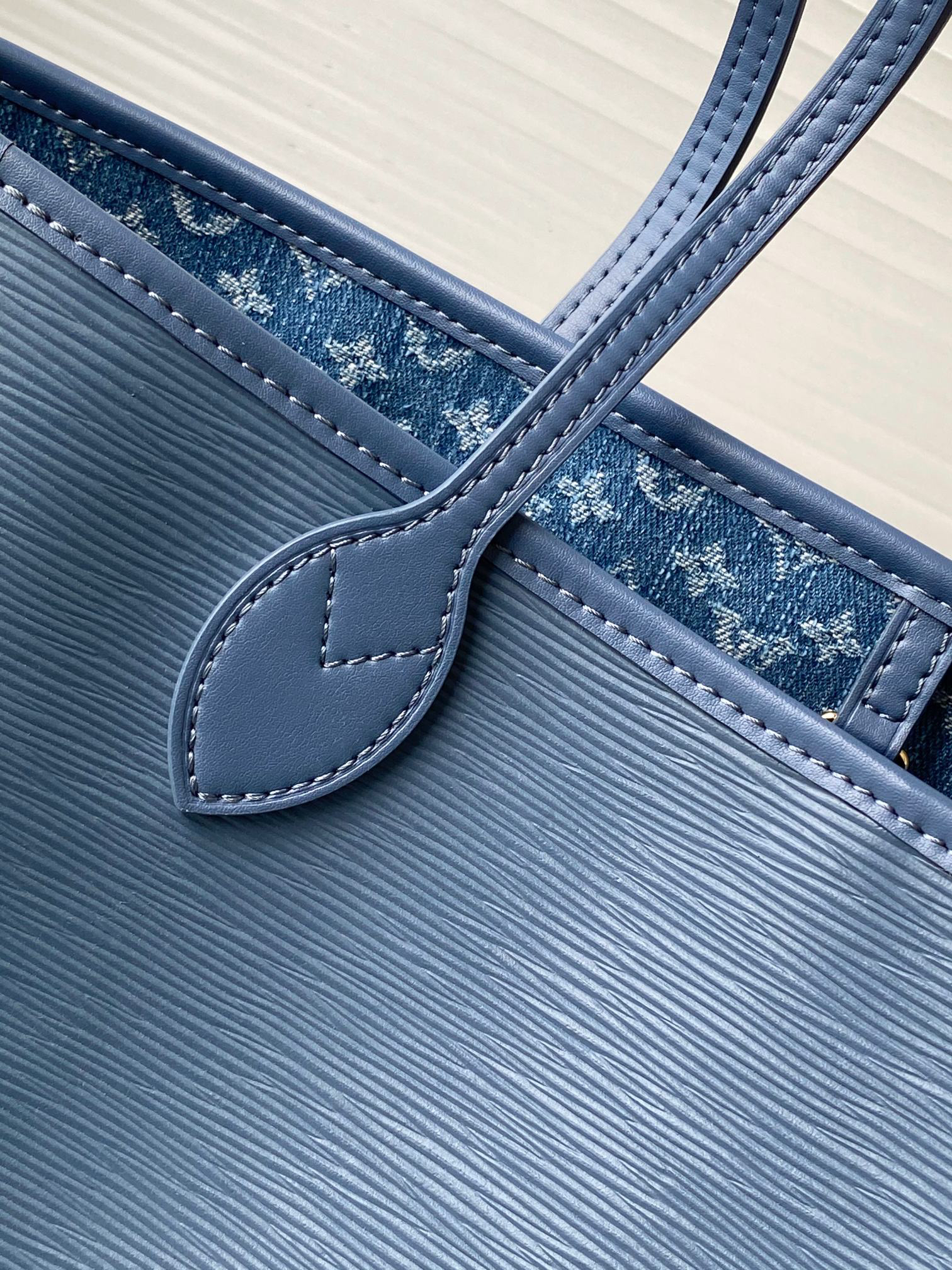 Neverfull MM Tote Bag with Denim-Blue Trim - Image 6