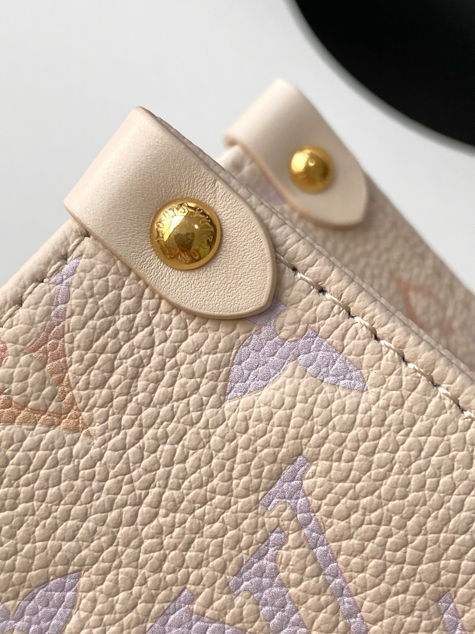 Louis Vuitton OnTheGo Small Handbag M25770 in White Gradient Leather - Image 6