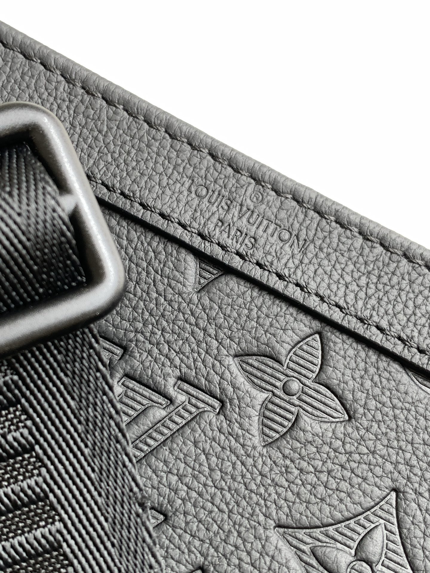 Louis Vuitton Gaston Wearable Wallet Pochette Voyage M81115 - Image 6