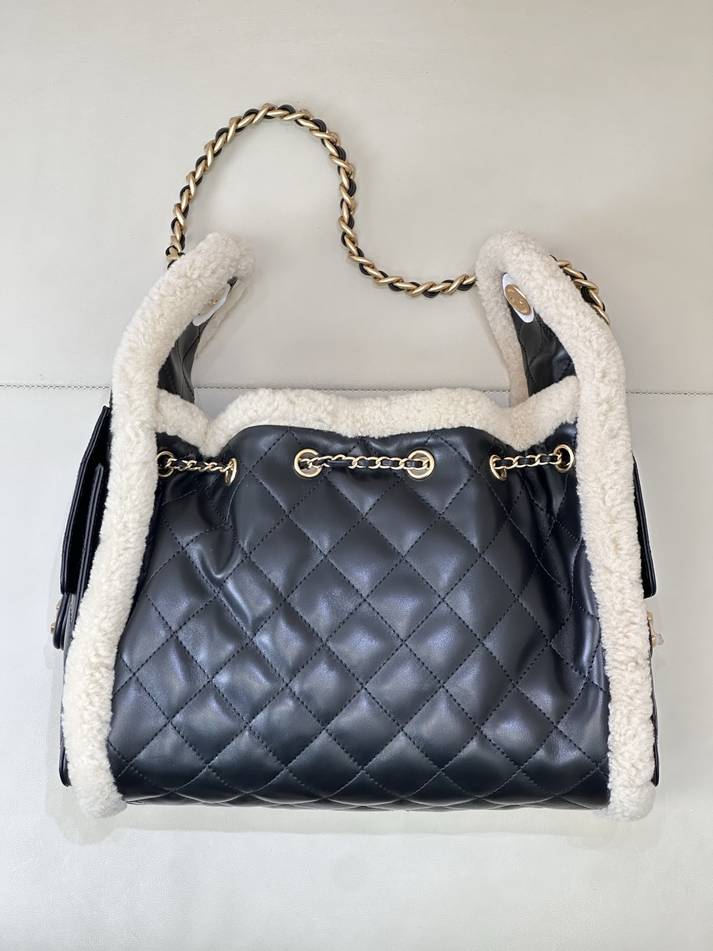 Chanel 25 Lambswool Hobo Handbag - Image 6