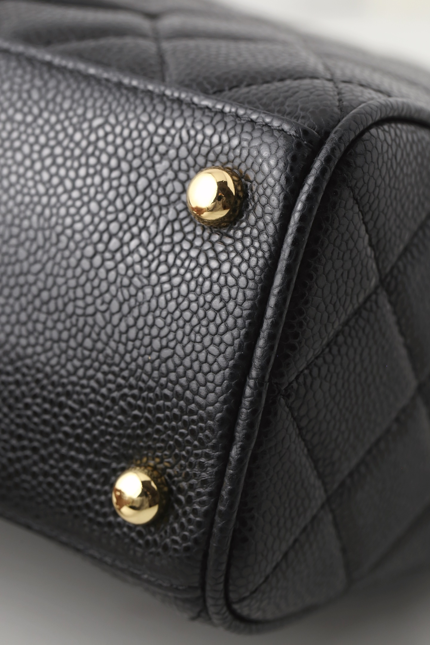 CHANEL 20996 Vintage Caviar Leather Bowling Bag - Image 6