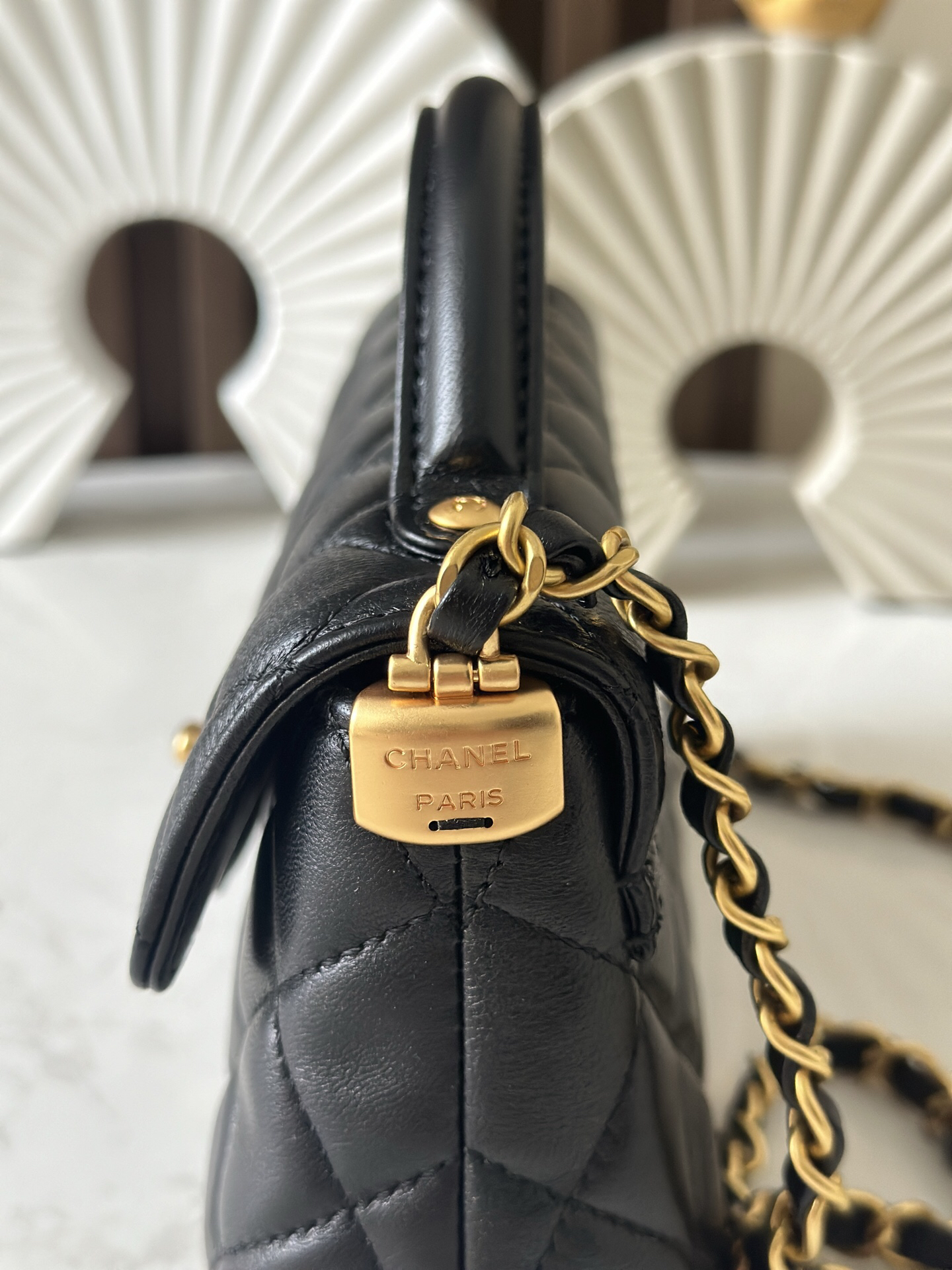 Hermès Kelly 25 Black and Gold Handbag - Image 6