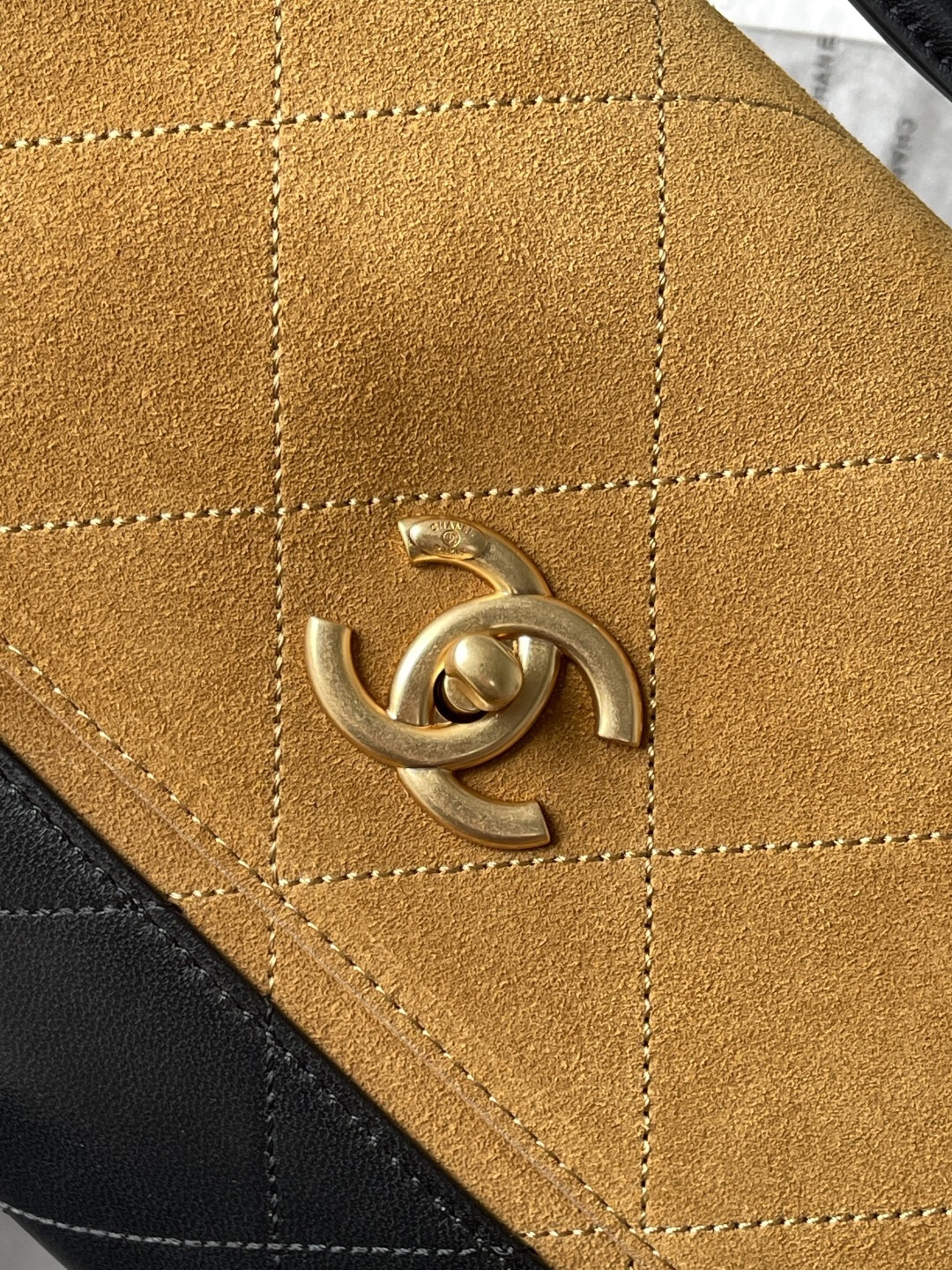 Chanel 25A AS5637 Hobo Bag in Suede - Image 6