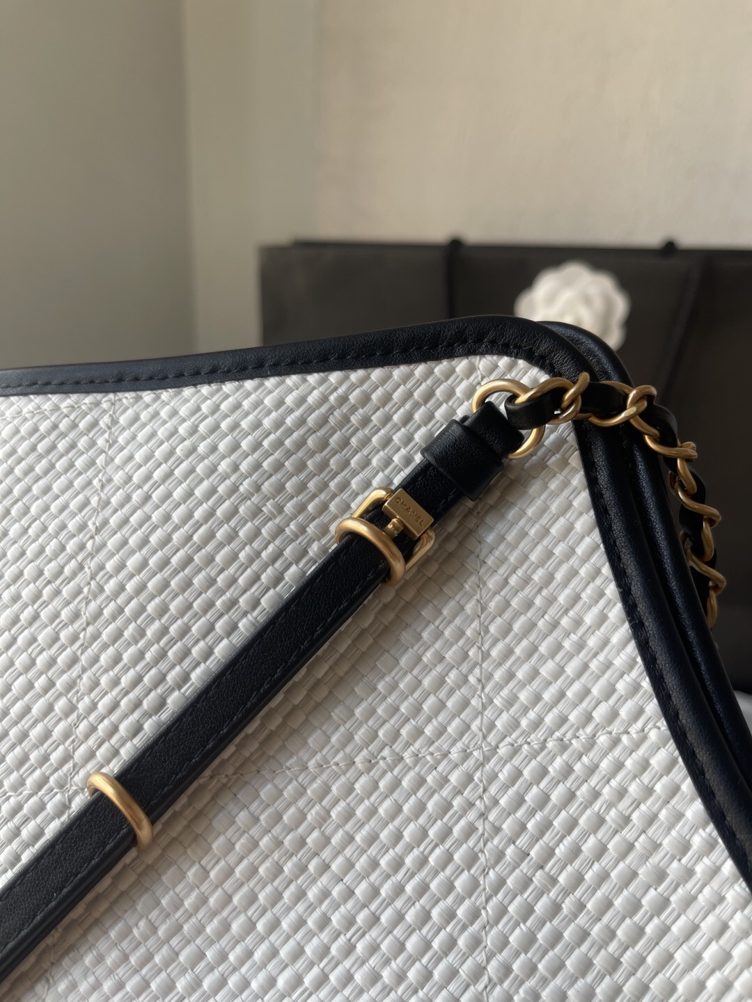 Chanel 25S Maxi Hobo Straw and Leather Tote Bag - Image 6
