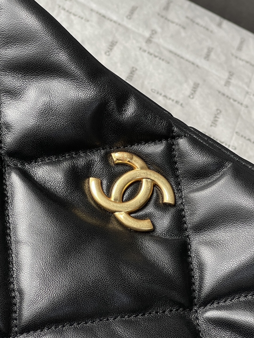 Chanel AS5740 Lambskin Underarm Shoulder Bag - Image 6