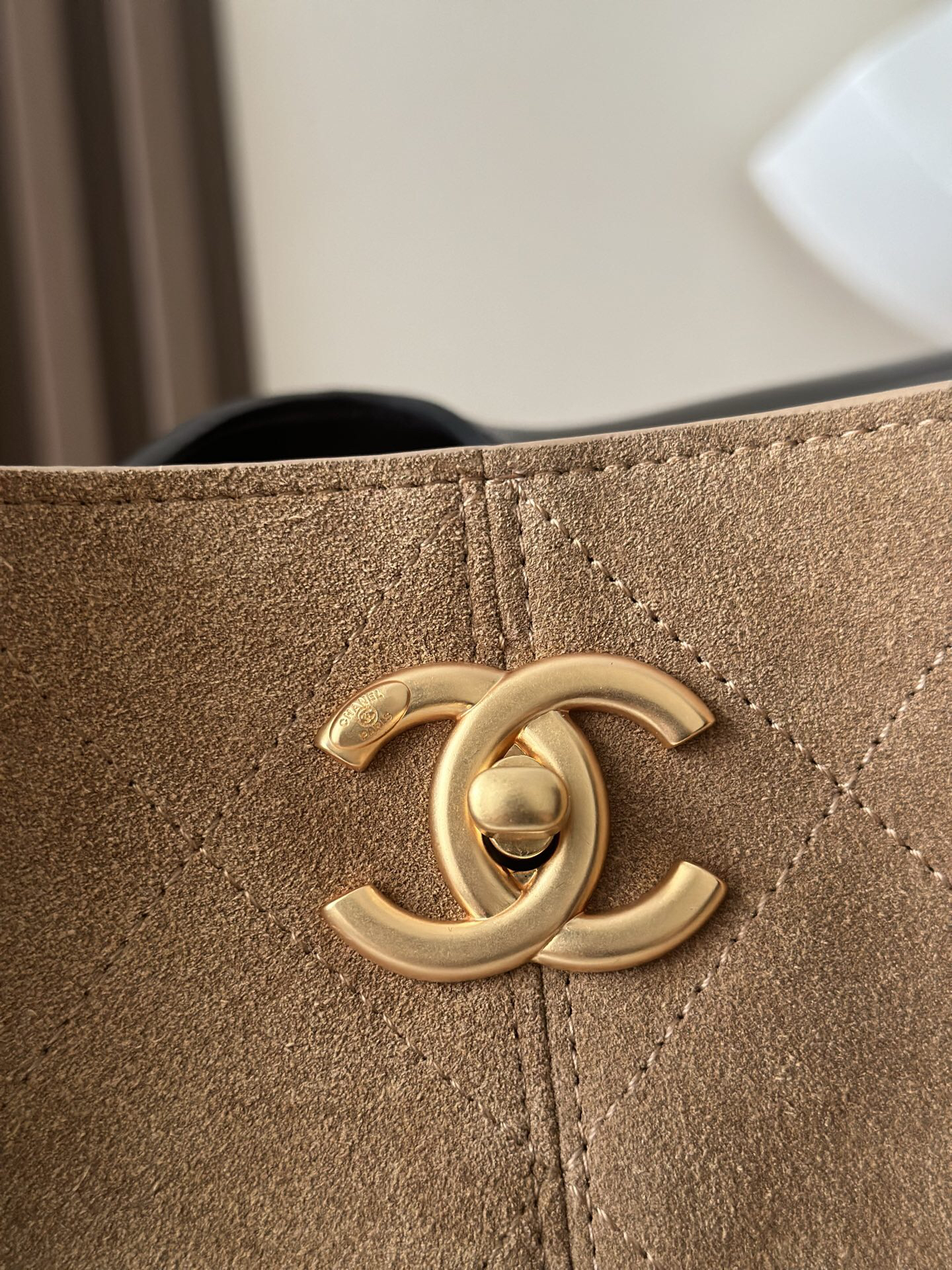 Chanel 25A Handcrafted Calfskin Handbag - Image 6