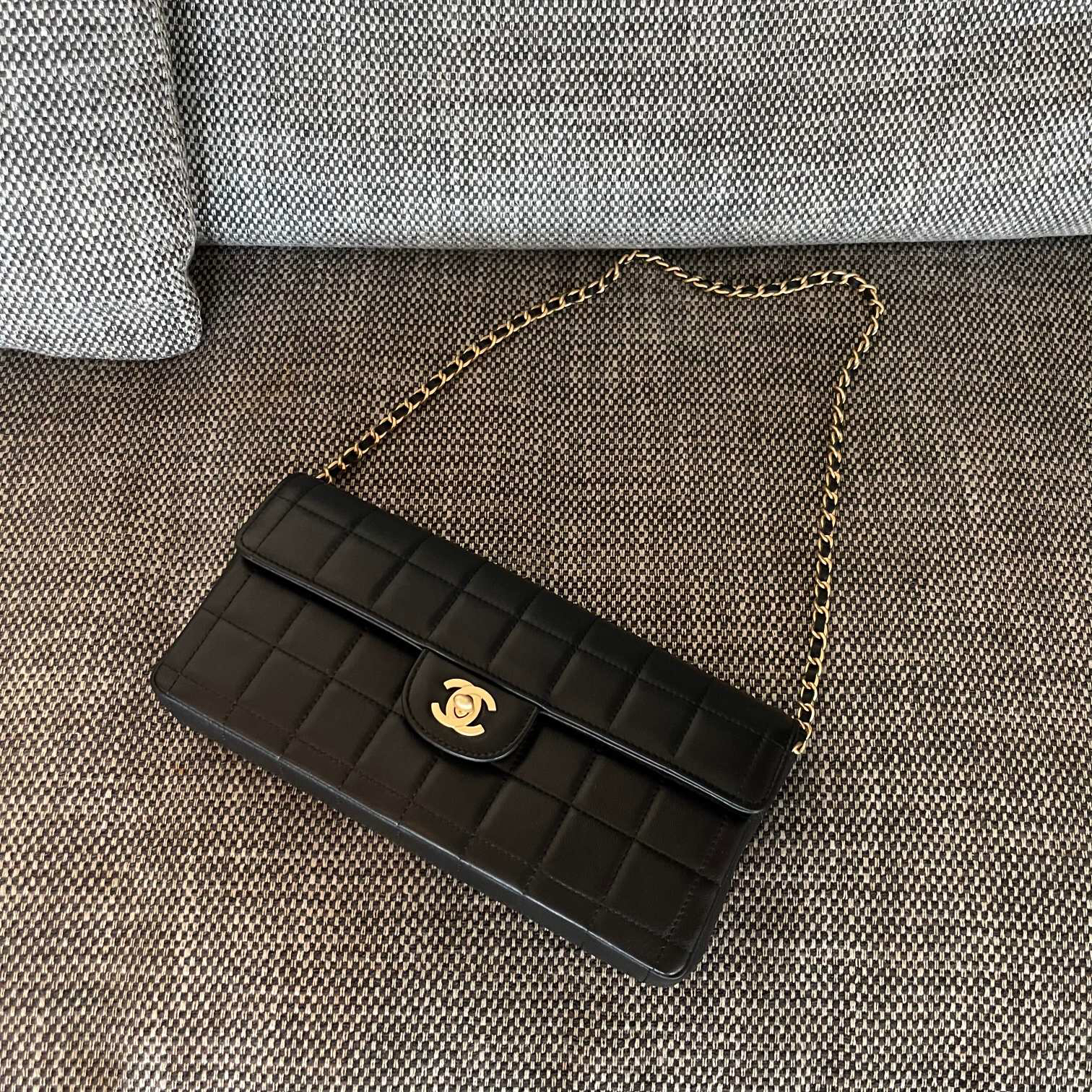 CHANEL Vintage Quilted Lambskin Crossbody Bag - Image 6