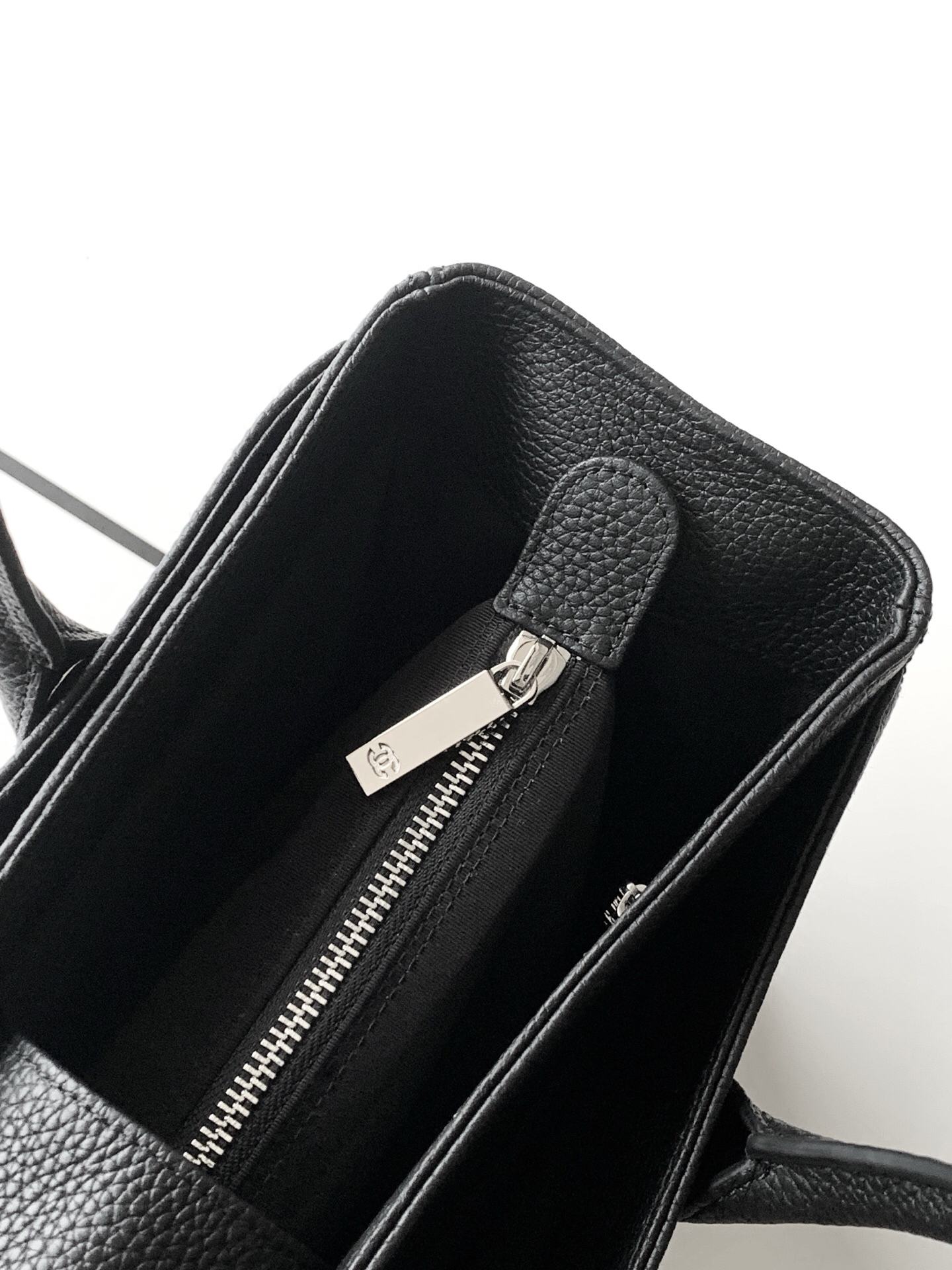 Chanel Cerf Medium Black and Silver Textured Calfskin Tote Bag - Image 6