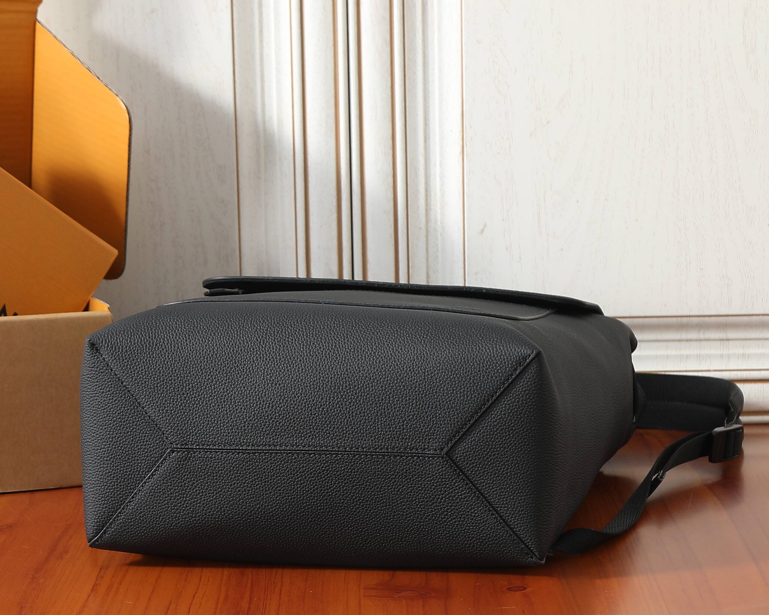 Waxed Cowhide Leather Shoulder Bag for 16-Inch Laptop - Image 7