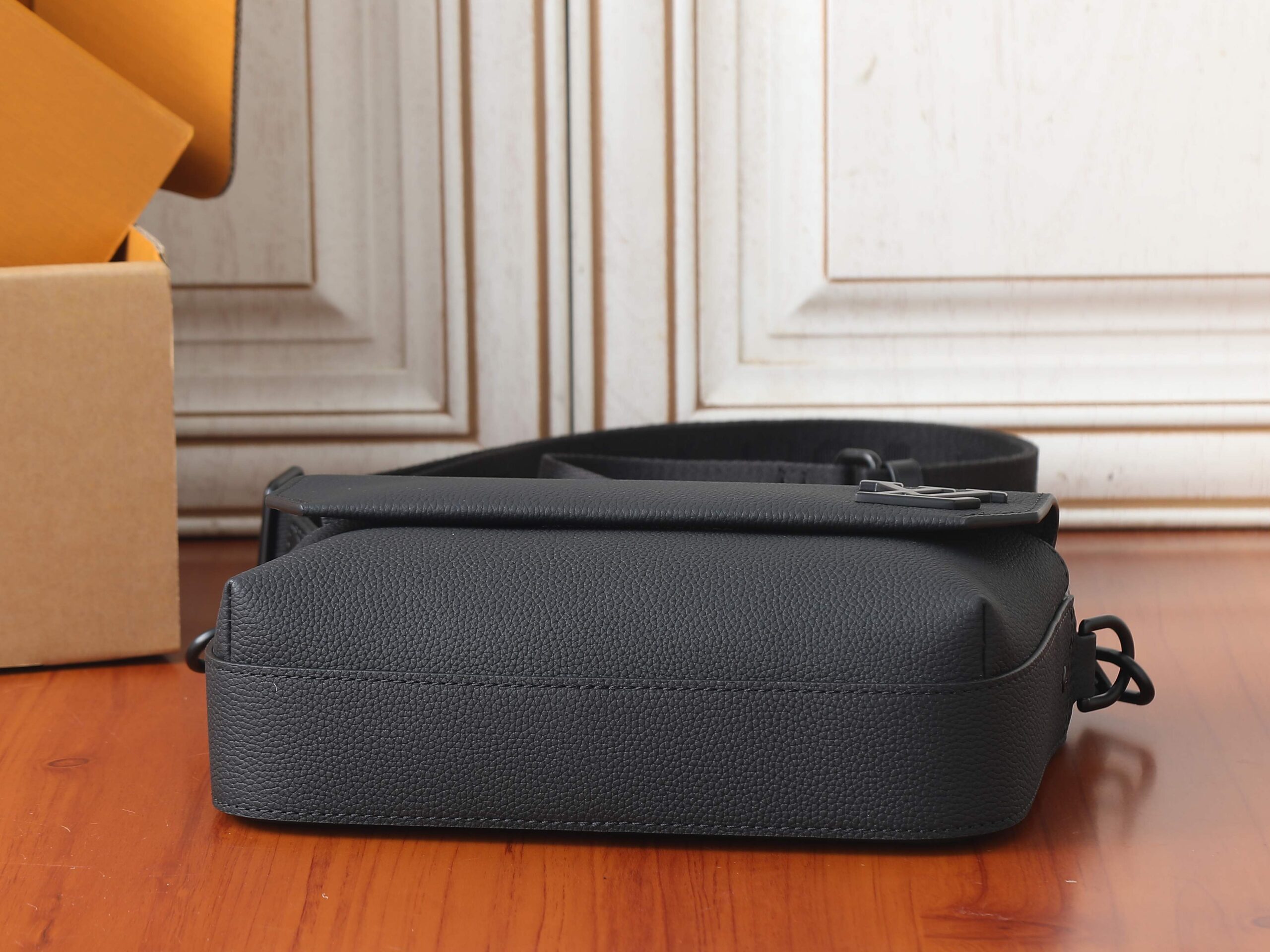 Louis Vuitton Fastline Messenger Bag M22482 - Image 7