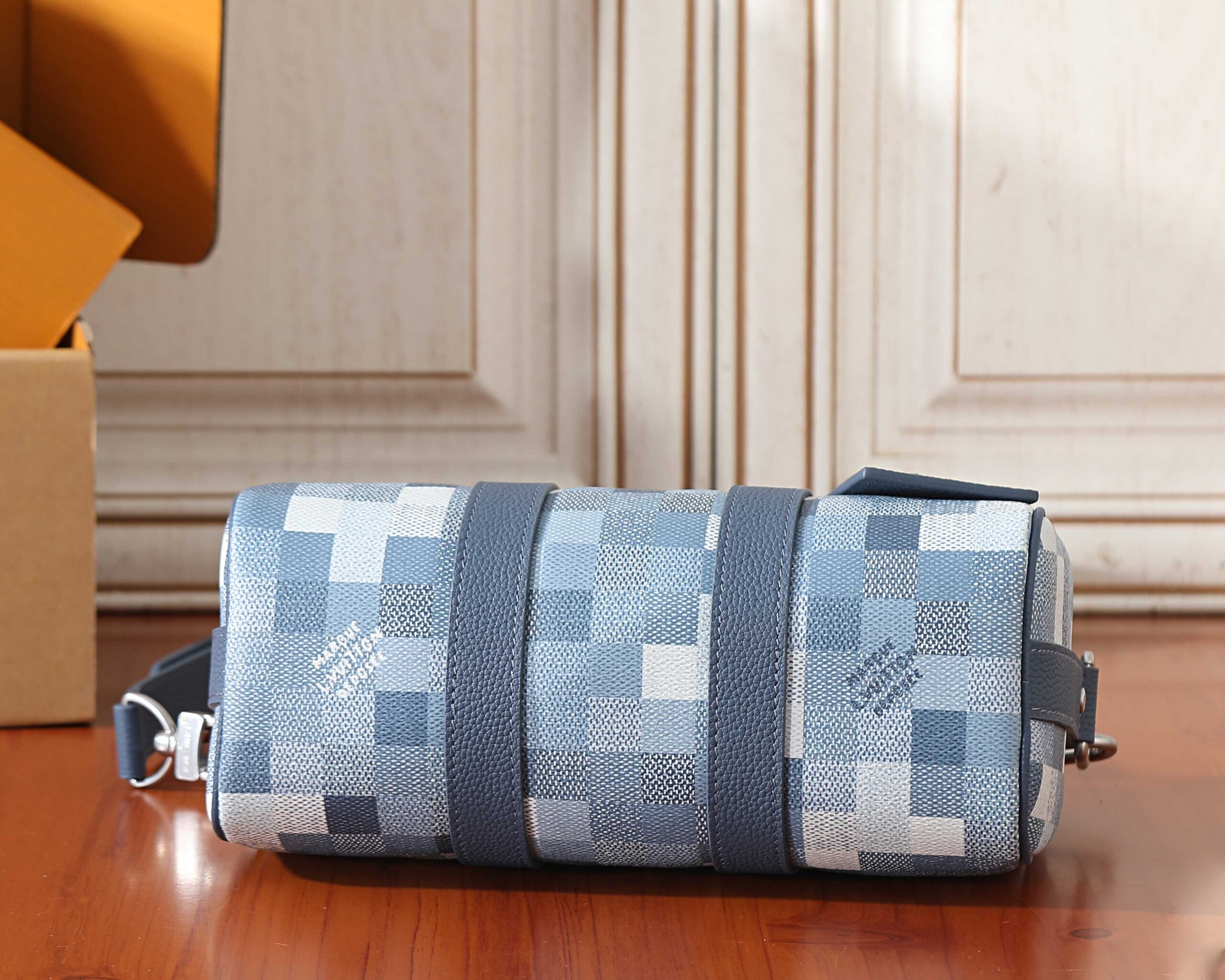 Louis Vuitton Keepall Bandoulière 25 Travel Bag - Image 7