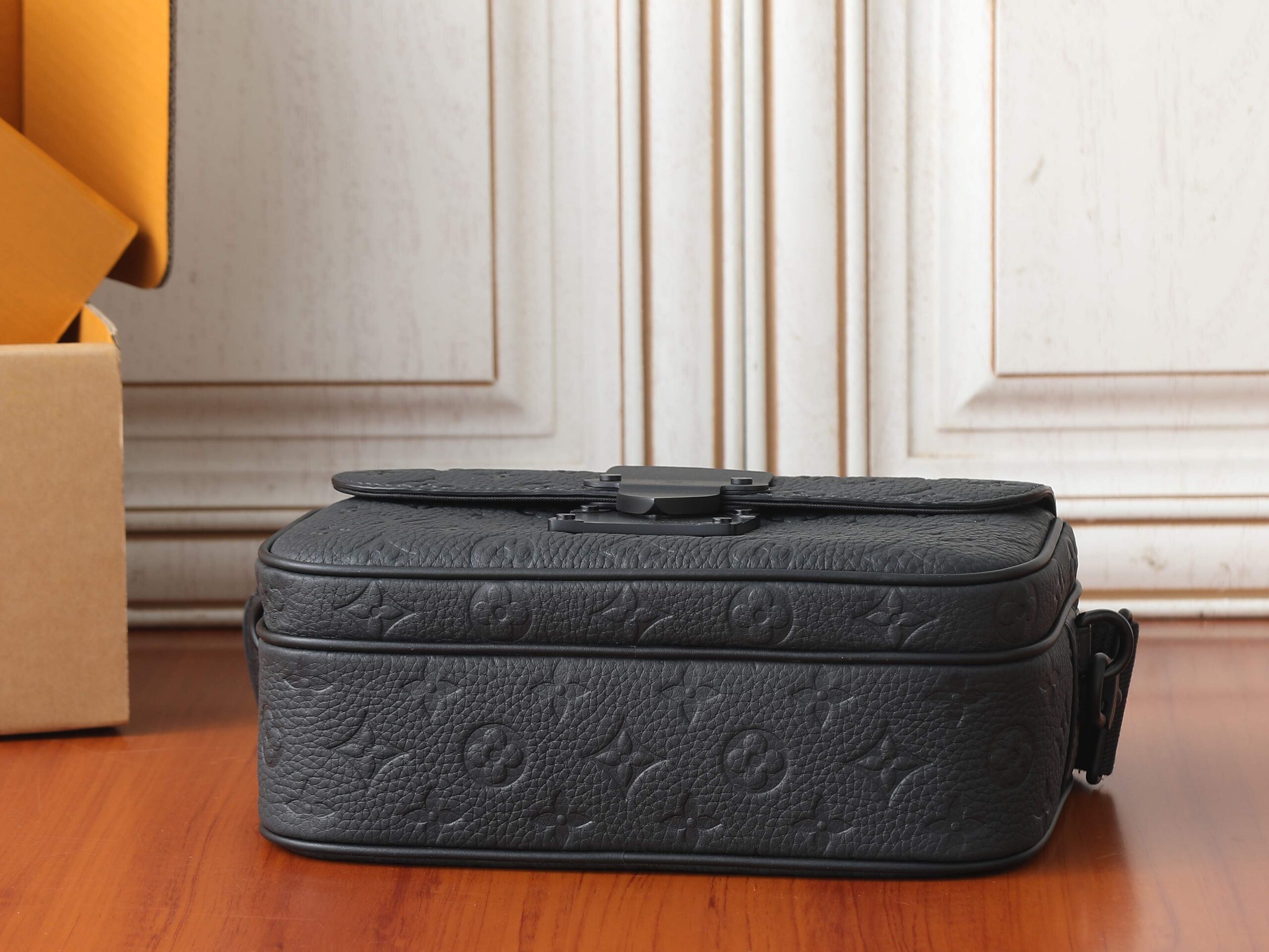 Louis Vuitton S Lock Messenger Bag M58489 - Image 7