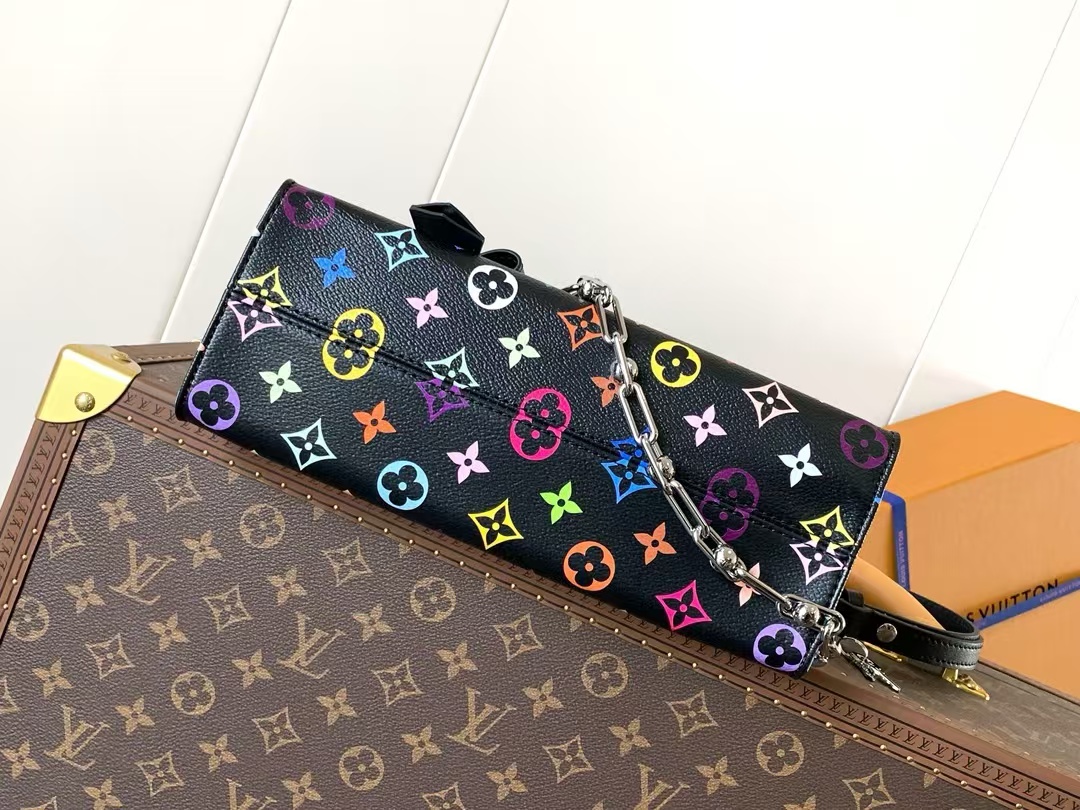 Louis Vuitton OnTheGo East West Tote Bag in Monogram Canvas - Image 7