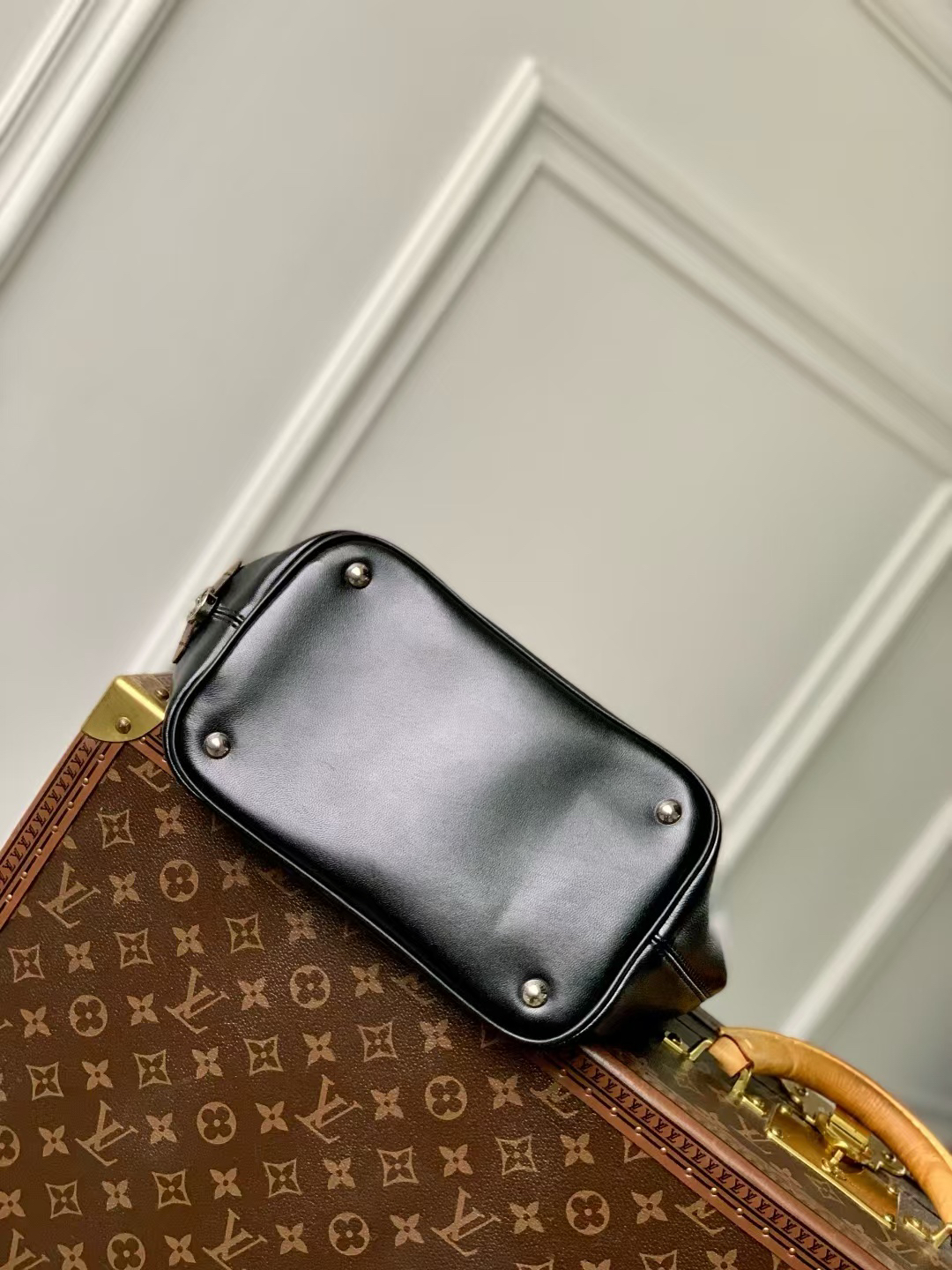 Louis Vuitton LV Vibe Noé Leather Crossbody Bag - Image 7