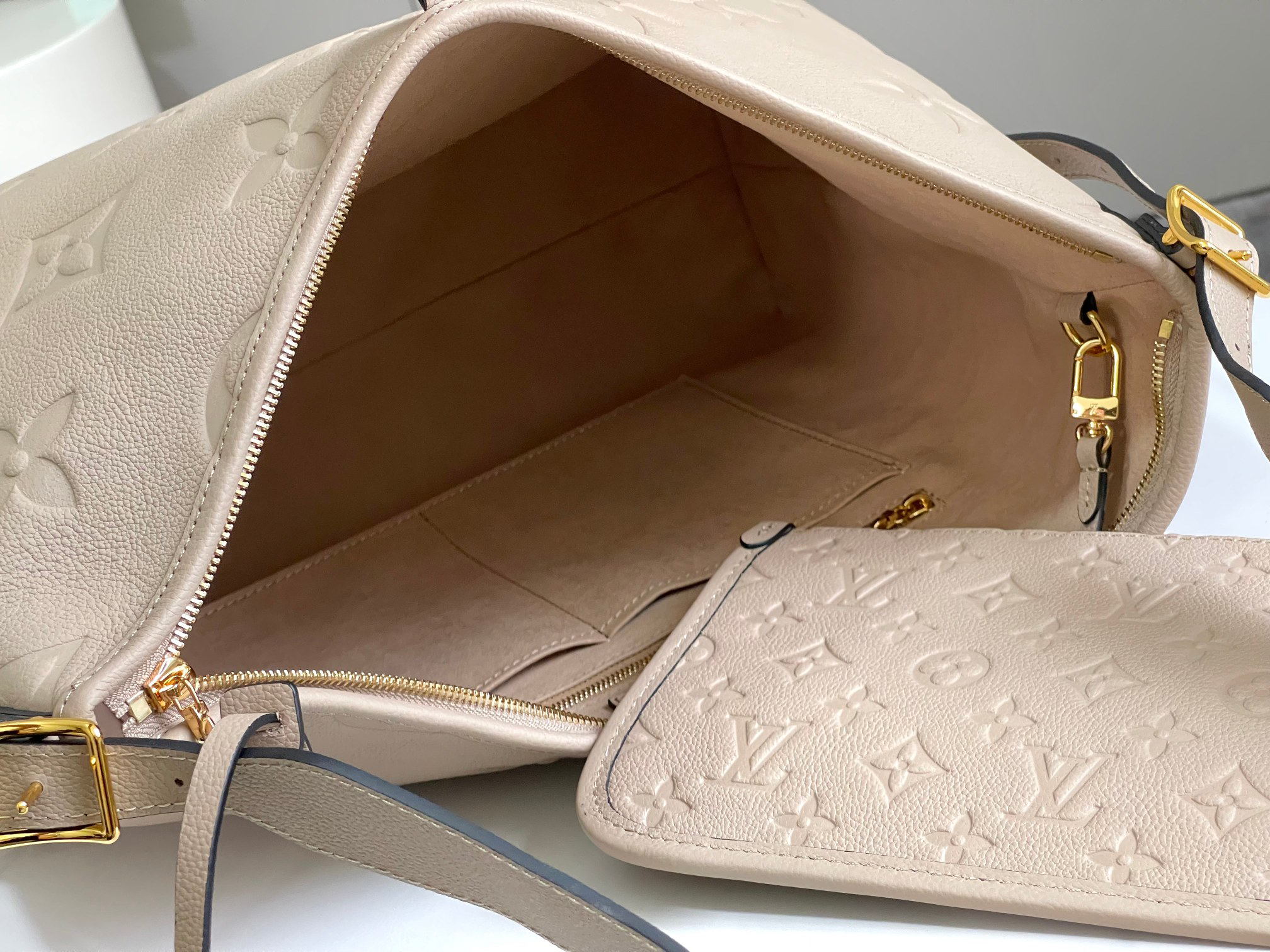Louis Vuitton CarryAll M Handbag in Monogram Canvas - Image 7
