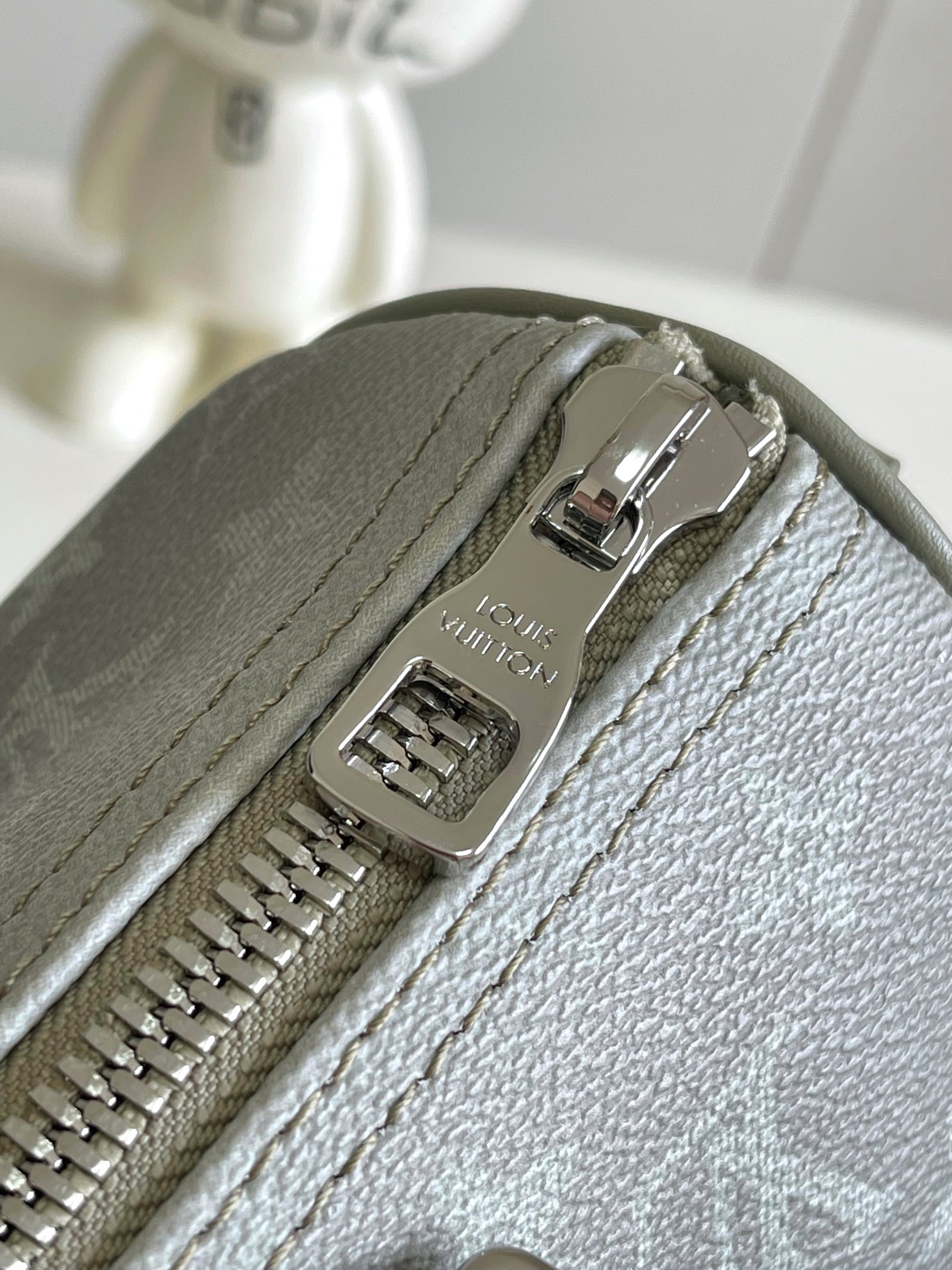 Louis Vuitton Keepall 25 Crossbody Bag in Monogram Eclipse Reverse Canvas - Image 7