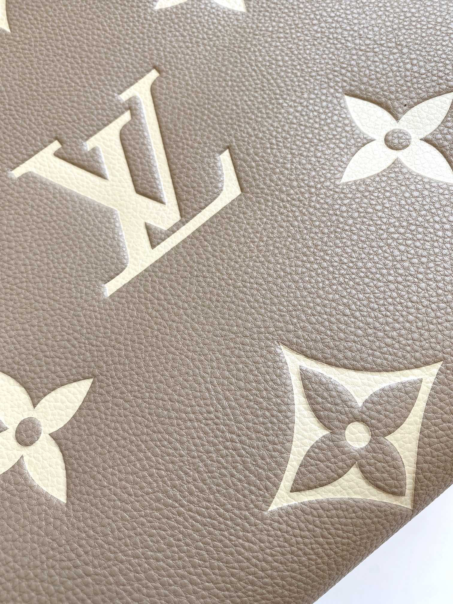 Louis Vuitton OnTheGo MM Tote Bag - Image 7