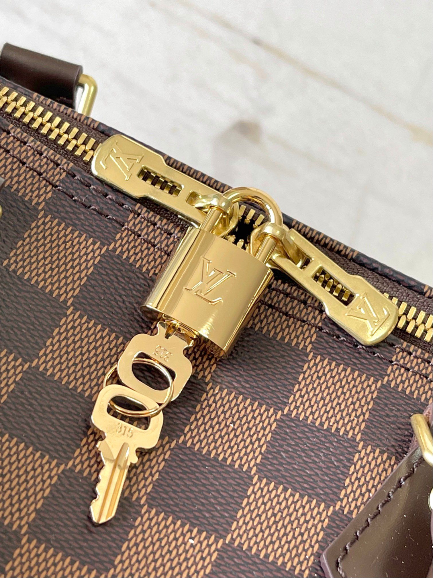 Louis Vuitton Speedy 35 Handbag in Damier Ebene Canvas - Image 7