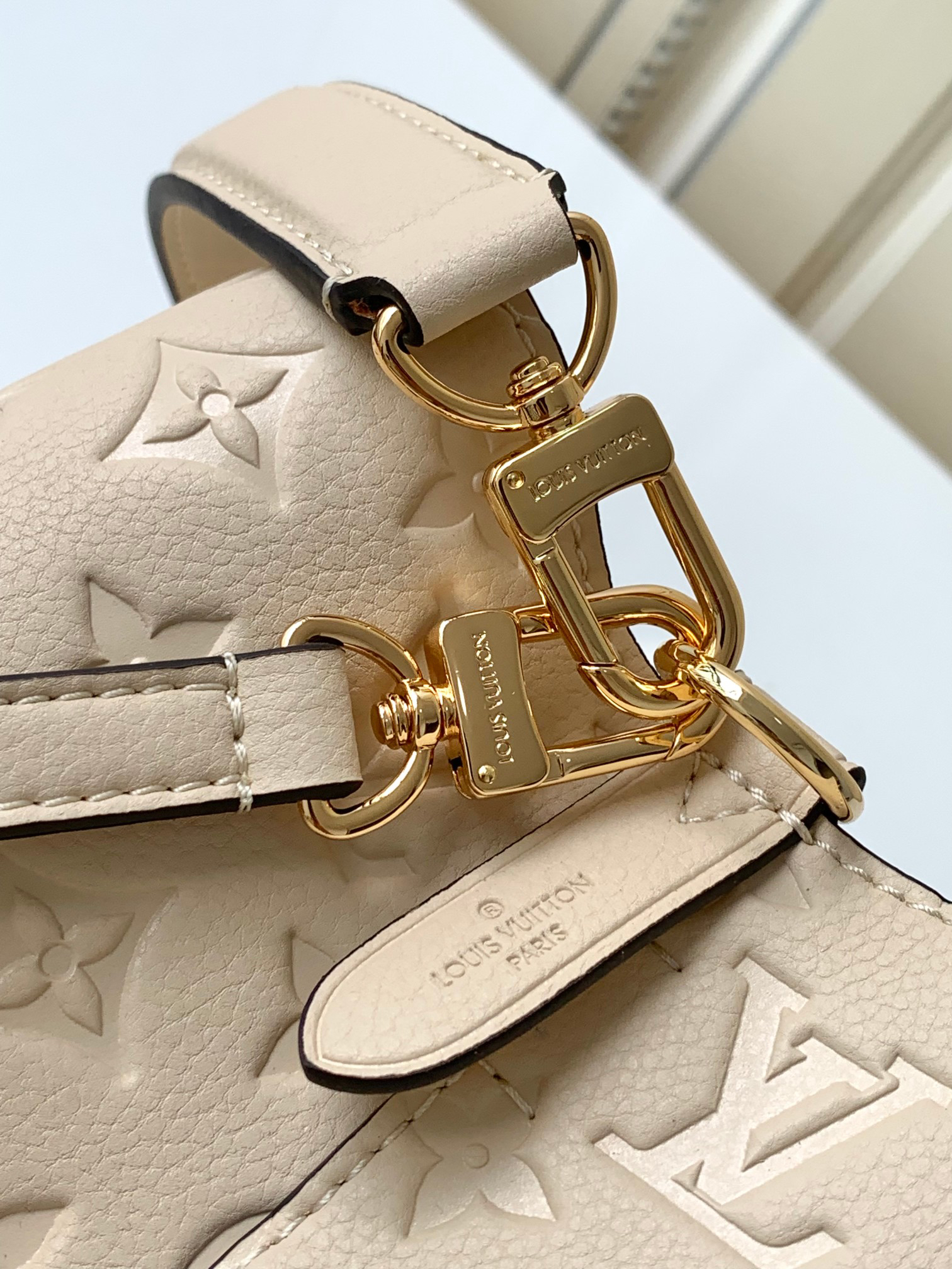 Louis Vuitton NéoNoé MM Bucket Bag in Cream Monogram Empreinte Leather - Image 7