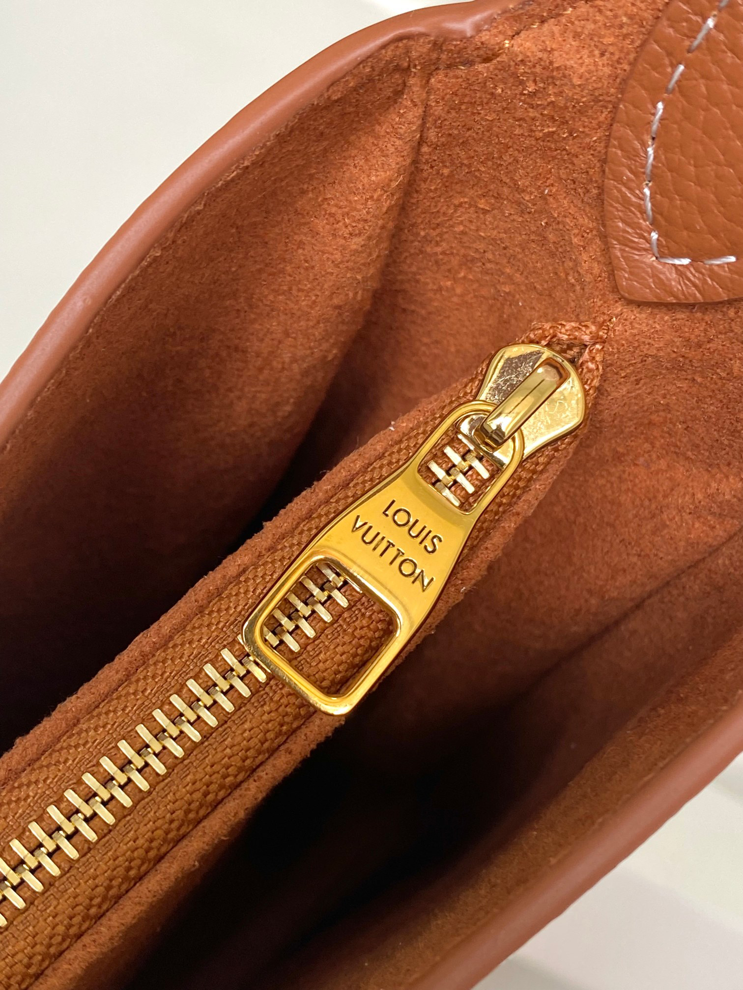 Louis Vuitton M24611 Leather Shoulder Bag - Image 7