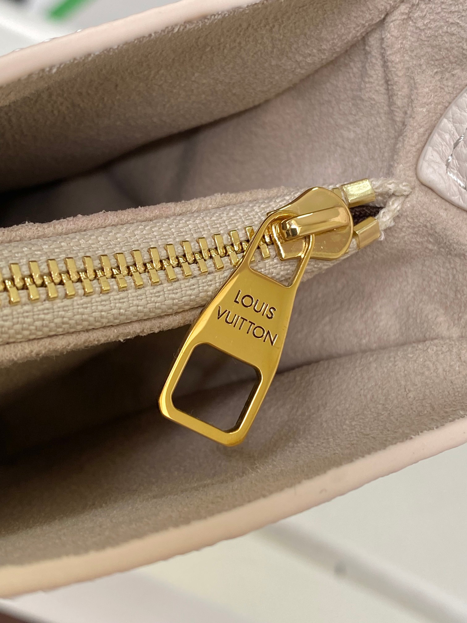 Louis Vuitton M24611 Leather Shoulder Bag - Image 7