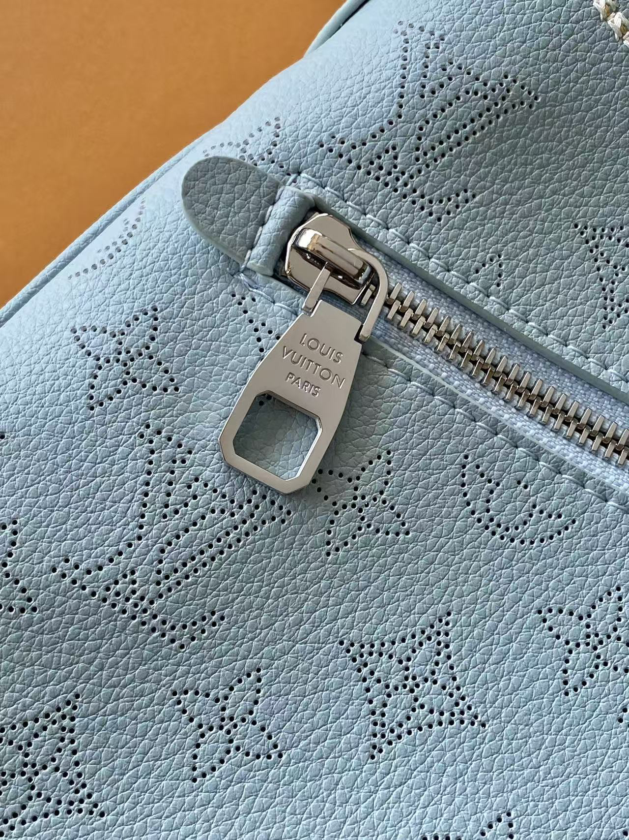 Louis Vuitton Mahina All Around Small Handbag - Image 7