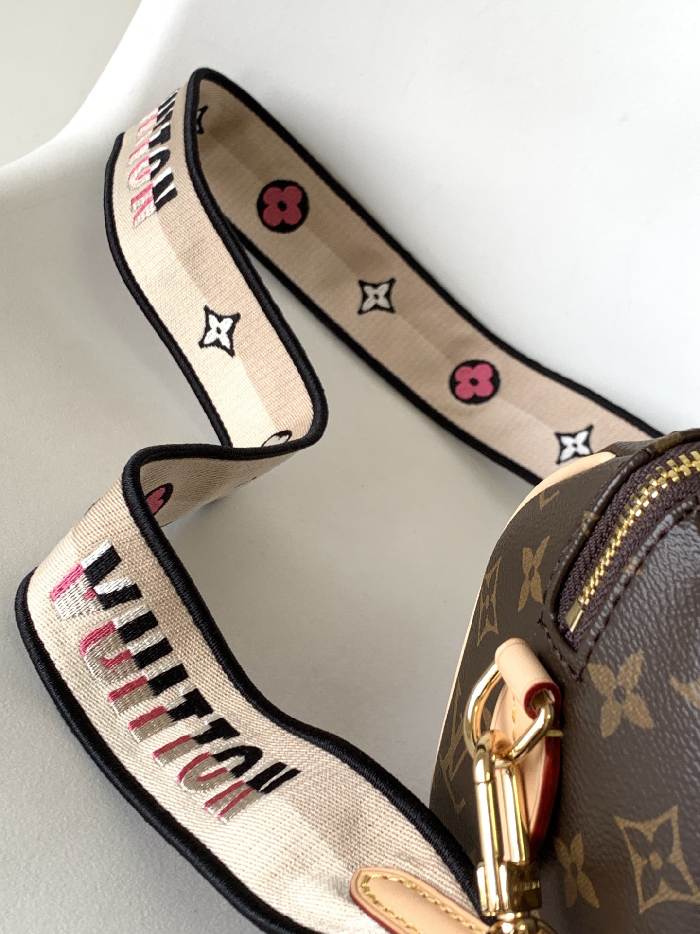 Louis Vuitton Speedy Bandoulière 20 Crossbody Bag in Monogram Canvas - Image 7