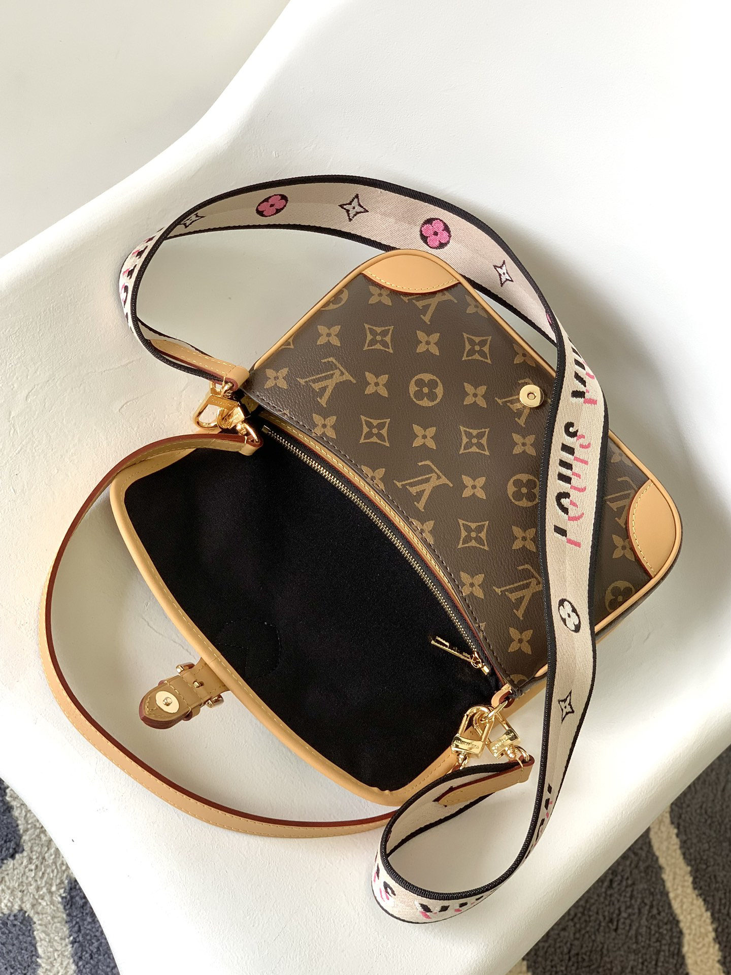 Louis Vuitton Diane Monogram Handbag - Image 7