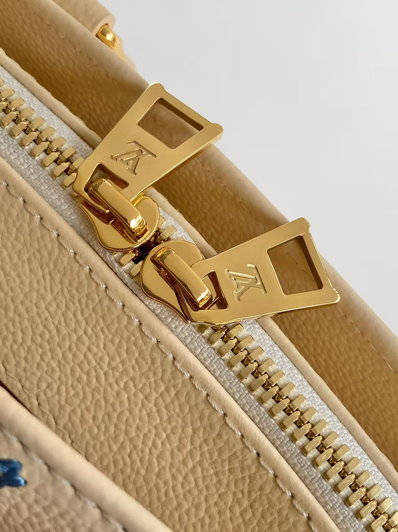 Louis Vuitton OnTheGo East West Handbag in White Monogram Empreinte Leather - Image 7