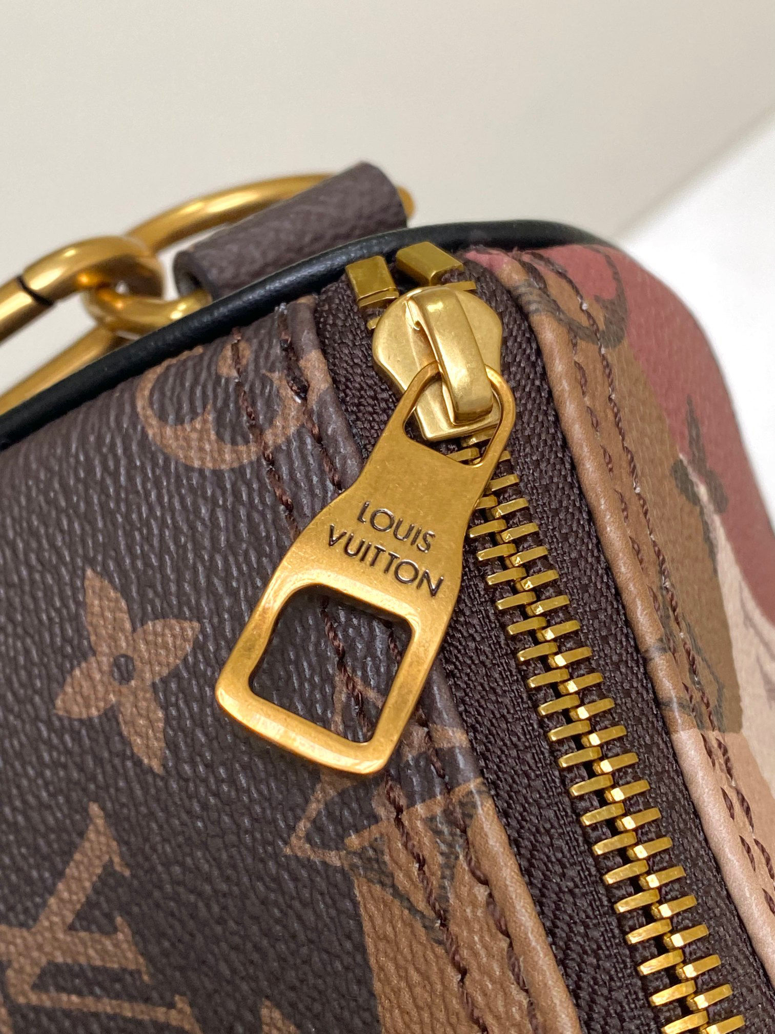 Louis Vuitton Keepall Bandoulière 25 Shoulder Bag in Monogram Canvas - Image 7