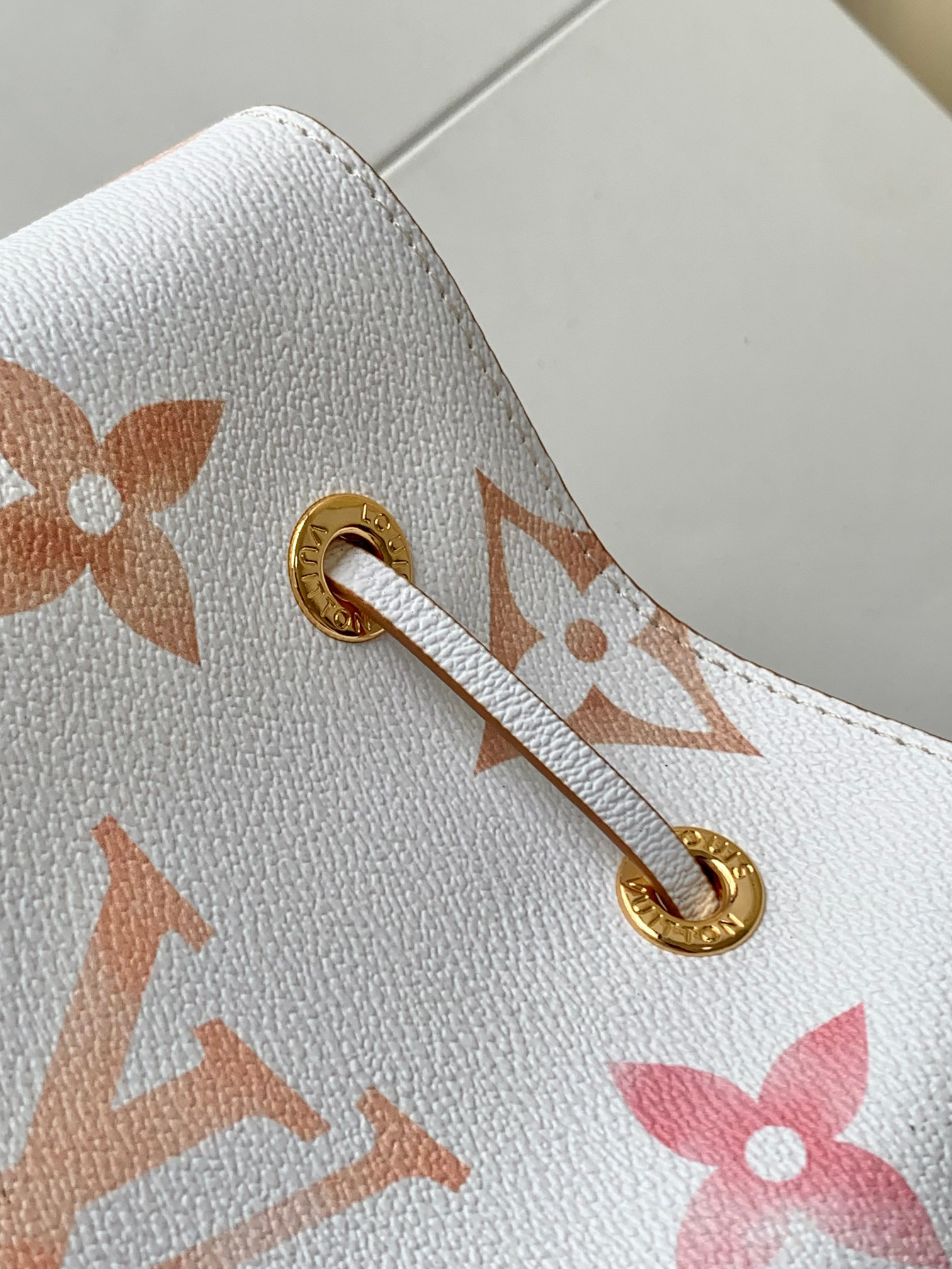 Louis Vuitton NeoNoe Bucket Bag - Image 7