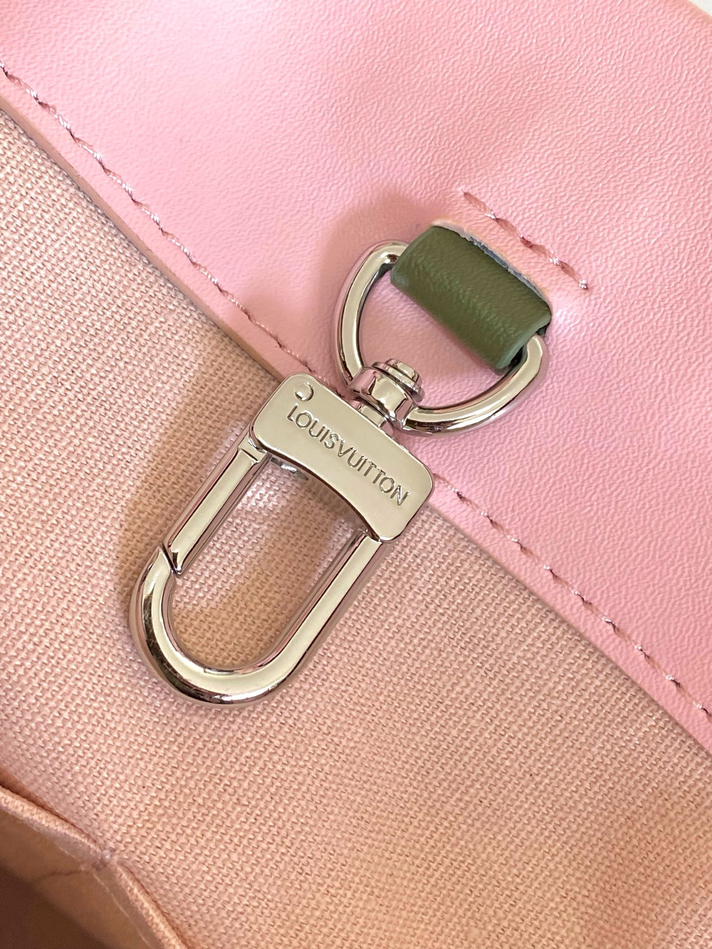 Louis Vuitton Medium Leather Handbag with Detachable Shoulder Strap - Image 7