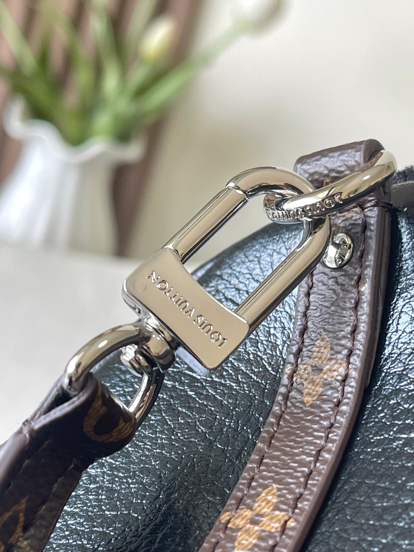Louis Vuitton Express Small Handbag M27920 in Black Waxed Leather - Image 7