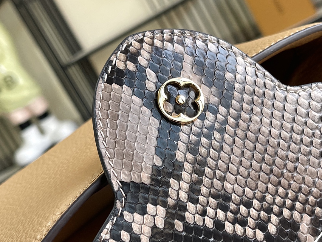Louis Vuitton Capucines BB Handbag - Image 7