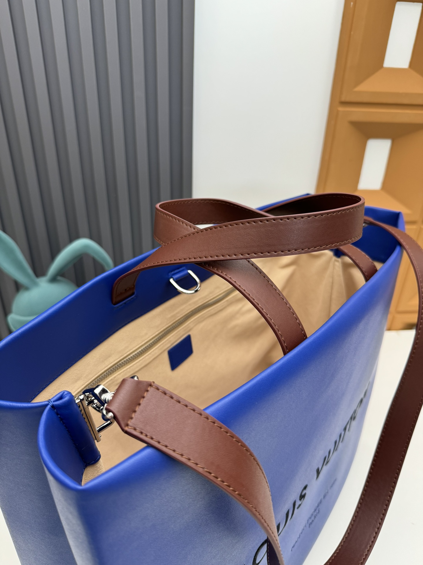 Louis Vuitton M24457 Medium Multicolor Leather Tote Bag - Image 7