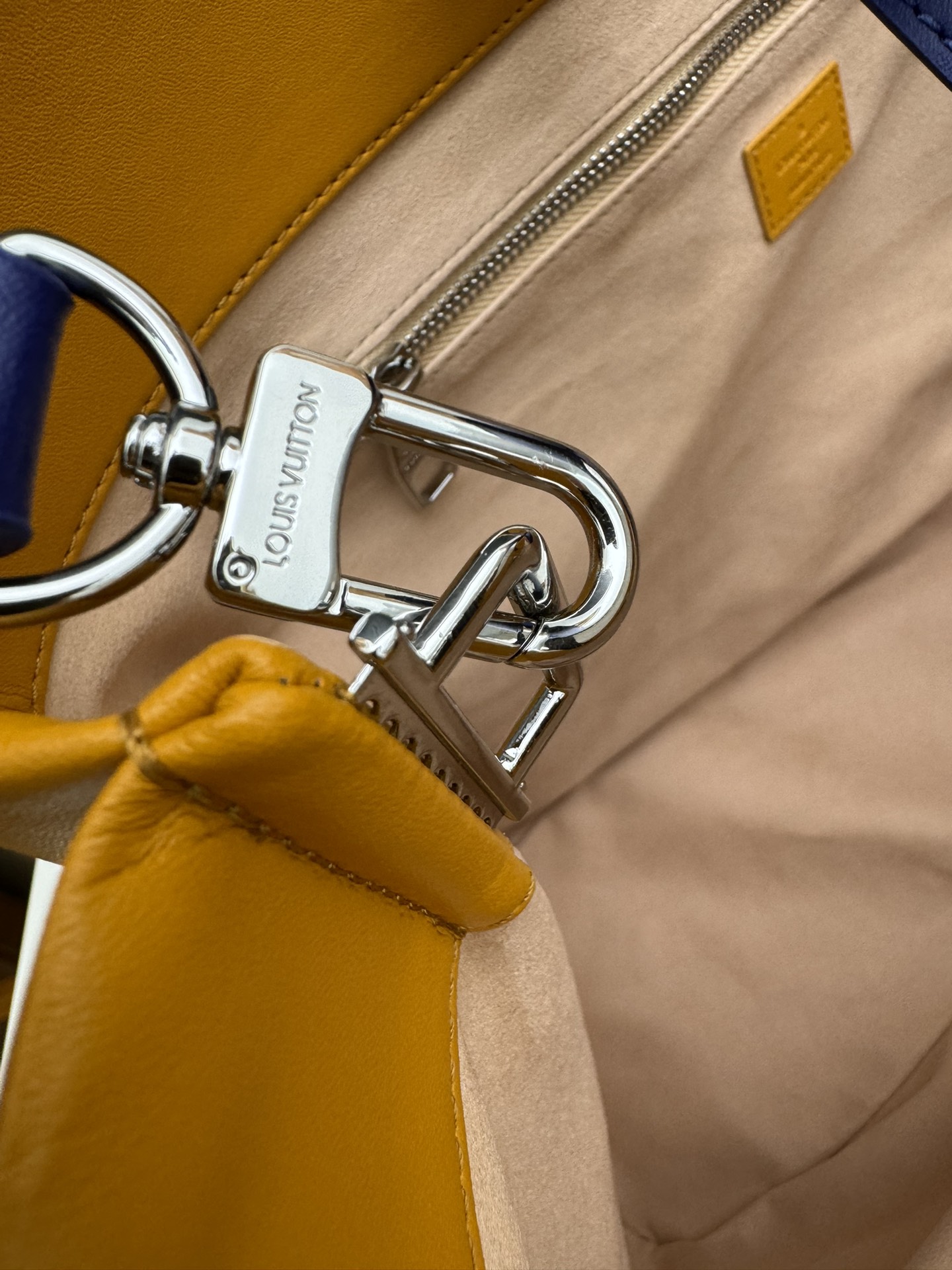 Louis Vuitton M24457 Medium Leather Handbag - Image 7