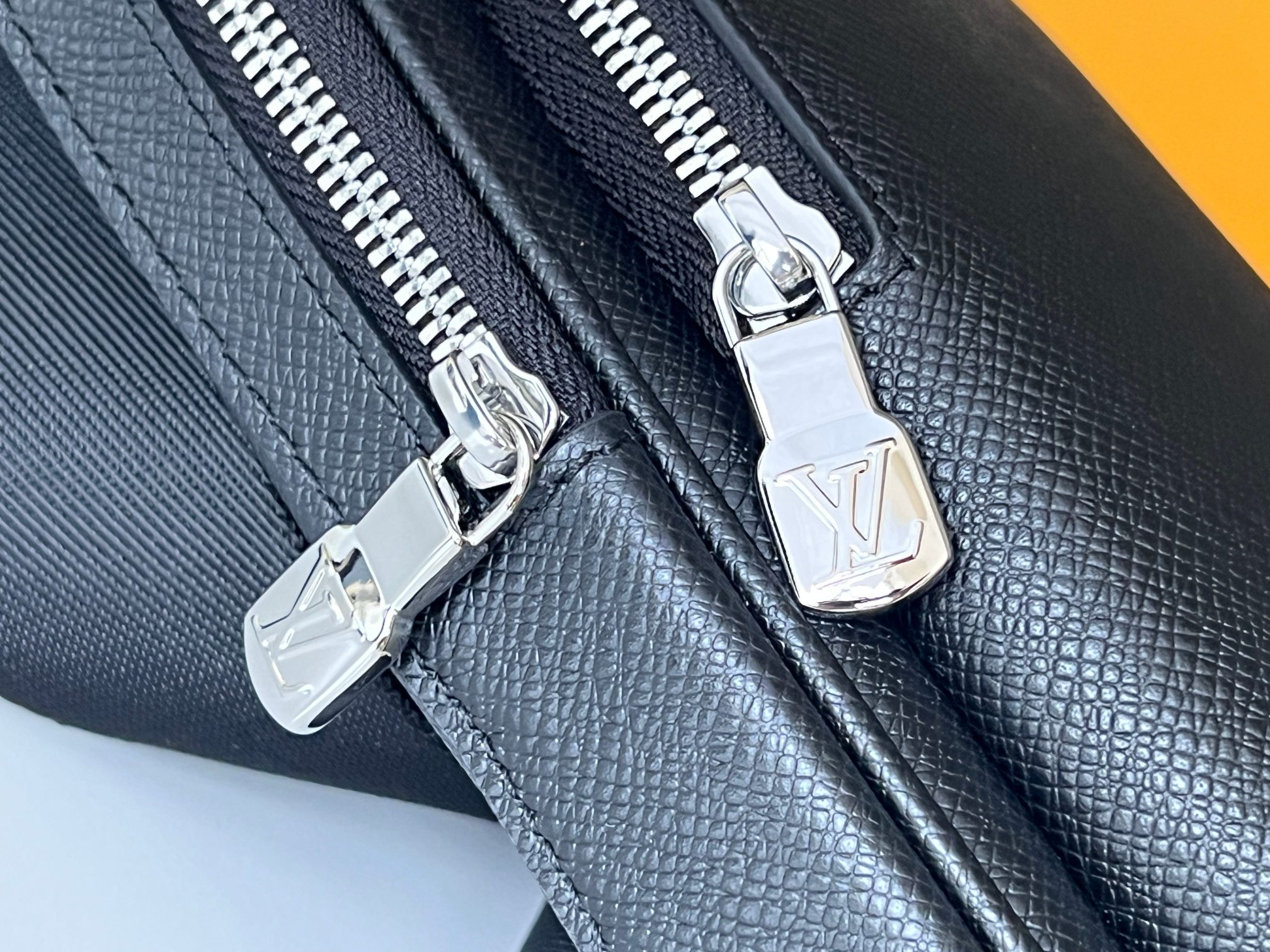 Louis Vuitton Avenue Crossbody Bag M30863 in Black Taiga Leather - Image 7